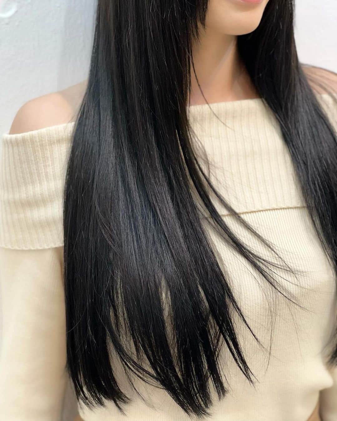 太田麻美さんのインスタグラム写真 - (太田麻美Instagram)「クーポラ表参道 @cupola_omotesando さんでヘアメンテ✨やっと行けました❤︎ 今回は久しぶりになってしまったので、最近髪の毛のダメージが気になっていましたが、最近お店に導入されたという【ヒト肝細胞トリートメント】をして頭皮から毛先までケアして、サラ艶に生き返りました✨✨ ヒト肝細胞は、病院や美容クリニックで使用されるとても高濃度だそうです✨ 1回のトリートメントでサラツヤになり驚きました❣️💯  カラーはいつも同じオーダーのアッシュ系を深めに入れていただきました✨  担当の @tatsuma23 さん本日も有り難うございました😊  #cupola #cupolaomotesando #hairstyle #hair #haircolor #hairsalon #美容室 #クーポラ #クーポラ表参道 #ヘアメンテ #艶髪 #ヒト肝細胞 #美容 #美容室 #ヒト肝細胞トリートメント #ロングヘア #ストレートヘア」11月19日 22時39分 - asami0523