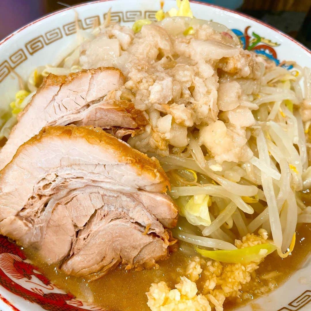 道井悠のインスタグラム：「豚山 五反田店さん ニンニク少なめヤサイアブラ 新しくて綺麗で店員さんも優しくてよかった🥰👏 女性が多かったのも納得！ ラーメンも美味しかった~~~！  #ラーメン  #ramen #麺スタグラム #麺スタグラマー #豚山  #二郎系ラーメン  #ラーメン女子」