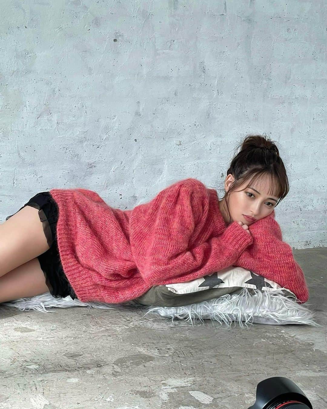 宮内理沙のインスタグラム：「🧶🤍 . . . SHE THREE発売中です📖💐🎀 前も載せたけどこのニット可愛かった🥰 オン眉なかなか普段する事ないから新鮮だた🧐 . . #shethree #オン眉 #🧶」