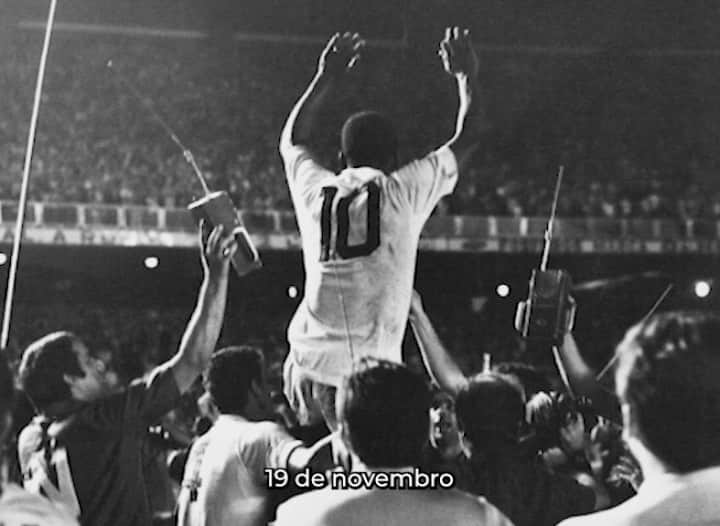 のインスタグラム：「Como podem ver, enquanto eu corria para pegar a bola no fundo do gol, os jornalistas já invadiram o gramado. Foi indescritível. Eu vivi mais de mil vezes a alegria desse momento tão único no esporte. Mil gols, neste dia, em 1969.  //  As you can see, while I was running to get the ball at the back of the goal, journalists had already invaded the pitch. It was indescribable. I have lived more than a thousand times the joy of this moment so unique in sports. One thousand goals, on this day, in 1969.」