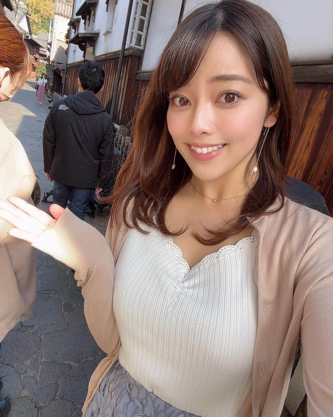 八幡美咲のインスタグラム：「今日はとあるCM撮影に 来ています✨  最後の撮影が 終わりそうですが、 県内5箇所をまわってきました🙊💕　  12月上旬までには完成させたいと 担当ディレクターが言っております！ その後YouTubeで流れる予定なので またお伝えします☺️💕  あと残り少し頑張ります！  後ろで撮影中なのは山﨑アナです✨  #アナウンサー　#アナウンサーの生放送後  #広島　#アナウンサー衣装 #アナウンサーメイク #八幡美咲 #Hirosima #広島旅　#東広島　 #cm撮影　#YouTube ＃アナウンサーコーデ」