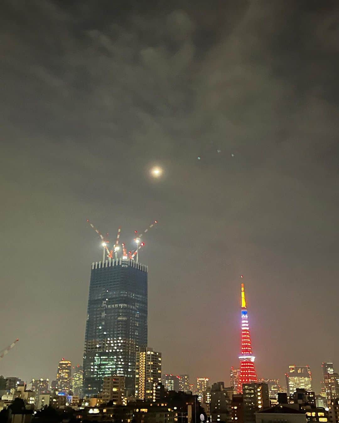 今村涼子さんのインスタグラム写真 - (今村涼子Instagram)「天気コーナーでは、2回とも、 東京の月は雲に隠されてしまいました。 実際はちゃんと見られた時間もあり、前回の皆既月食の時のリベンジはできたかな。 写真では、光がぼやけちゃいますね。 #部分月食#ほぼ皆既月食#細い月」11月19日 22時47分 - ryoko.imamu