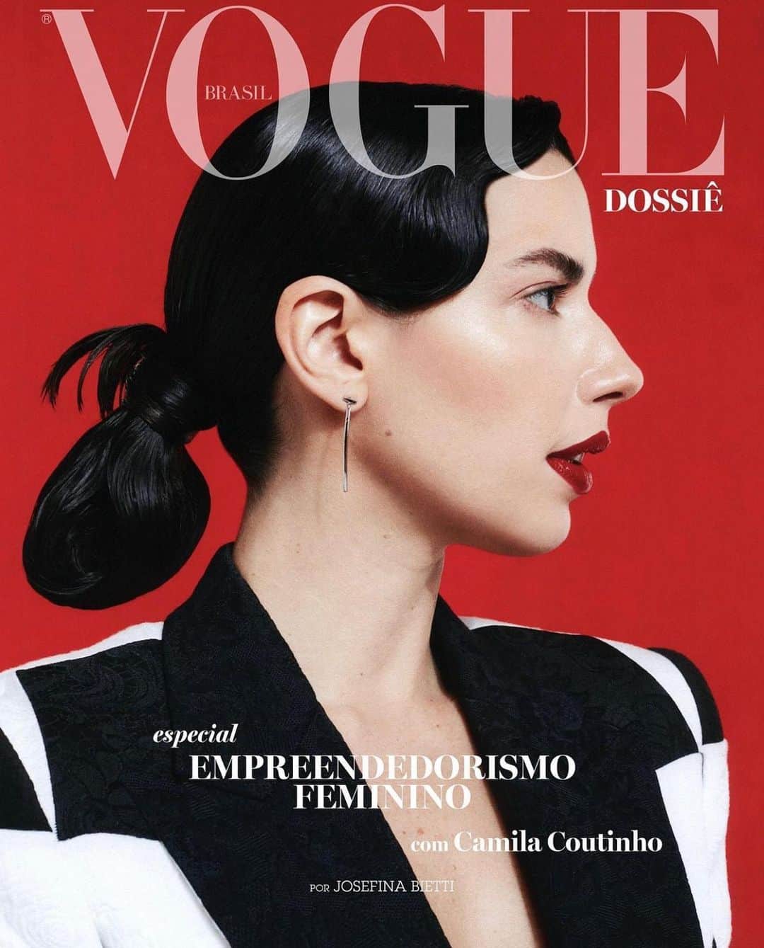 Garotas Estupidasのインスタグラム：「E no dia 19 de novembro, quando se celebra no mundo todo a importância do empreendedorismo feminino para o desenvolvimento saudável da sociedade, eu ganho esse presente tão especial: minha primeira capa na @voguebrasil! 🖤   Muita gente tem me perguntado qual a sensação de ter virado empreendedora no ano passado (quando lancei meu primeiro produto “físico”, a GE Beauty), mas a realidade é que sigo firme nessa loucura de me encantar pelo inédito e arriscar por caminhos novos há 15 anos, quando publiquei o primeiro post do @garotasestupidas, e olha…apesar de passar alguns (muitos!) nervosos, não me arrependo por 1 segundo da minha escolha!   Espero de coração (e farei minha parte sempre que puder!) para que cada vez mais mulheres tenham acesso às vivências, oportunidades e empurrãozinhos necessários para prosperar dentro desse mundo que (cada dia mais!) respira inovação! ✨ obrigada @paulimerlo @paulamageste e todo esse time que admiro tanto por me retratar de maneira tão linda em foto e texto!  foto: @josefinabietti  styling: @kvilasboas  make: @camila_anac texto: @claudialima」