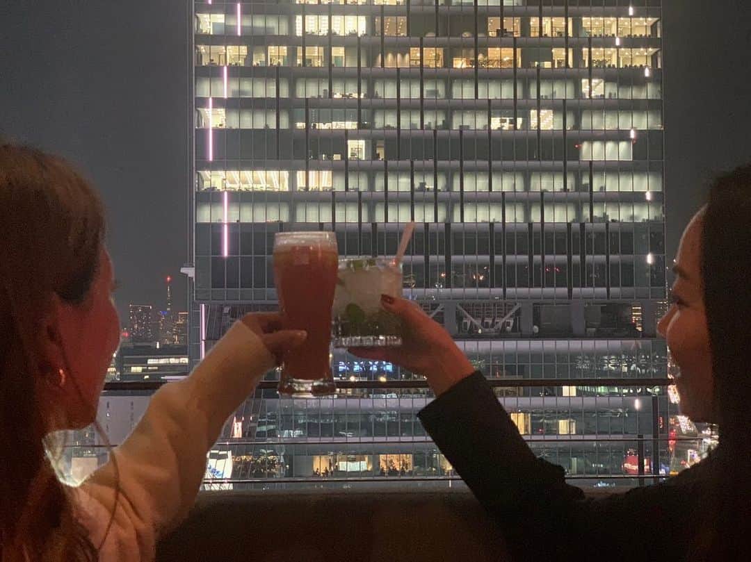 相川友希のインスタグラム：「毎度かっちゅ💙 会えたー🥰 #乾杯　#ここ好きー　#次はいつ　#大谷タワー　#月　#見れたね💙　#トマトジュース　#🍅　#リコピン　#ライブ配信　#誘惑　#渋谷　#感謝　#次はテント」
