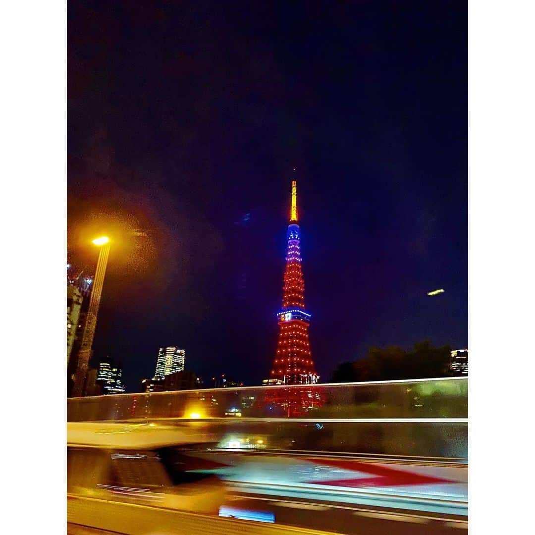 秋本祐希のインスタグラム：「そして 東京タワーも美しかったよ🗼 大谷選手カラー 2021.11.19 美しい1日でした✨ おやすみなさい🌙 #東京タワー #tokyotower #大谷翔平 選手  #おめでとうございます」