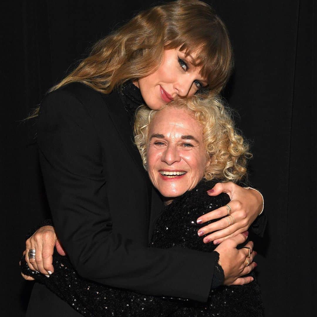 テイラー・スウィフトのインスタグラム：「Carole, you and your music mean more to me than I could ever sum up in a speech or a performance. But I TRIED. #RockHall2021 tomorrow at 8pm ET   📷: @kevinmazur @dimitrioskphoto @gettyentertainment」