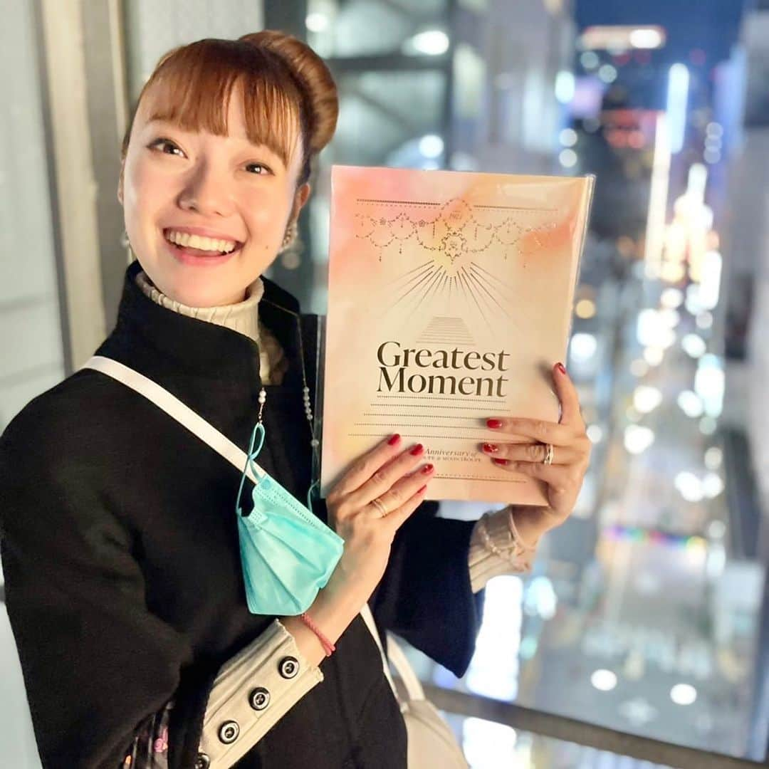 愛水せれ奈さんのインスタグラム写真 - (愛水せれ奈Instagram)「昨日の続きです✨🤩✨ . #宝塚OG公演 #gratestmoment #花組 #月組 #100周年 #東京国際フォーラム . . ⚠️ ネタバレNGな方はスルーしてください ⚠️ . . . やはり今回！ 私の注目ポイントは普段OG公演にはご出演されない#真矢ミキ さんがいらっしゃる✨✨✨✨✨ これ、とても大きいことで出来るなら#サヨナラ公演 #speakeasy をもぉ一度聞きたい❣️❣️ という思いでおりました...。 始まってわりかし序盤だったと思います、どこからともなく... . ♪ 風の街 〜 シカゴ 〜  . 当時の#1000days劇場 での記憶により、ミキさんどこから登場するのかキョロキョロしてる自分がおりました爆 毎回どこの客席の扉から登場されるかは分からないというのが楽しみでもありました😆✨ 今回は紛れもなく舞台上からの登場でした😄😄😄 お衣装も完全なる男役さんスタイル✨😍✨ 歌声も当時と変わらずでほんっっっっとうにカッコイイ❤️❤️❤️ ミキさん独特の2階席、3階席をしっかり観て下さる目線がまた以前と変わらぬ出立ちでその姿にも感動でした✨😢✨ また観させて頂けた事に感謝です✨🙏✨ . そしてこれも大好き！ #ダンディズム より#paradiso ❣️❣️ ストライプのお衣装をまといダンスもありでまたさいっっっこうにかっこよかったです✨😍✨😍✨ こんな素晴らしき場面に我が同期 #白姫あかり さんがミキさんと絡んでいて本当に自分の事のように幸せな瞬間でした✨😆✨ . そして同じく花組！ #安寿ミラ さんによる#メガヴィジョン の#リンダ先生 の名ダンス場面✨✨✨ やっぱりヤンさんダンスとっっってもお上手でかっこよかったです✨🤩✨ また観させて頂けるとは✨😭✨😭✨ 幸せでした❤️ 一緒に踊る#瀬戸かずや さんと#珠城りょう さんというSPバージョンも最高でした✨😍✨ まよ (#鳳真由 さん)Verも観たかったです💦😖💦 . それから！ 私は#涼風真世 さんの現役時代を残念ながら観させて頂けませんでした💦😭💦その願い、この度叶いました✨😭✨  #puck #グランドホテル とかなめさん、その役のカツラ、お衣装 、小道具 とビデオでやお写真で見たお姿が目の前で実在していて夢のようでした✨😆✨😆✨ #ランベスウォーク ではショートカットにジーパンのお姿でめちゃくちゃかっこよかったです❤️❤️❤️ . 最後に！ 今回アンサンブル で#91期 生の 🌸 まよ (鳳真由 さん)  @ootorispecialpanic  🌙 美歩 (#咲希あかね さん) @akane_saki  🌸 みき (白姫あかり さん) @akari_shiraki  そして#専科 より 💎ゆりちゃん (#紫門ゆりや さん) . 初舞台以来集結 して舞台を盛り上げてくれていたことがほんっっっっとうに夢のようでした✨😭✨😭✨ 非常に感慨深かったです。。。 本当に最高の時間をありがとう✨👏✨👏✨ 私の自慢です😋😋😋 . また、そんな私たちの#初舞台公演 #エンターザレビュー  💎 かちゃさん (#凪七瑠海 さん) が歌ってくださったのも私にとってさいっっっこうに嬉しかったです✨😆✨ やっぱりかちゃさんは正統派男役 さんでめちゃくちゃかっこよかったです😍✨ 大好きです❤️ . . 以上です❣️ おしまいです🤗🌸」11月20日 1時27分 - airi.aaari.aimi