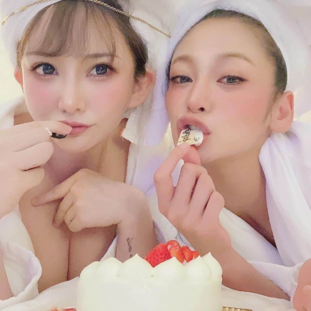 西山茉希さんのインスタグラム写真 - (西山茉希Instagram)「#サシ飯 #サシ呑み #🥂🎂🍱  @yoyohina  サシとか苦手だったはずの猿姫さんが、 行動したがりな猿姫さんが、 一人でお部屋でお祝いしてくれるなんて。  『好きに出かけていーよ？』って何度も言ったのに、 『大丈夫っ』って返ってきて。 ほんとに？！って思ってた。  そしたらケーキとシャンパンでてきた。  #それだけで感動しるじゃないか #伝わるかしらこの感情 #ありがとう #🌈🐒🌈 #🌈🐆🌈  Laugh & Peace🎶😁🎶」11月20日 13時19分 - maki.nshiyama50