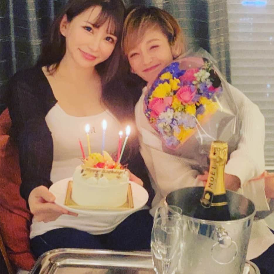 西山茉希さんのインスタグラム写真 - (西山茉希Instagram)「#サシ飯 #サシ呑み #🥂🎂🍱  @yoyohina  サシとか苦手だったはずの猿姫さんが、 行動したがりな猿姫さんが、 一人でお部屋でお祝いしてくれるなんて。  『好きに出かけていーよ？』って何度も言ったのに、 『大丈夫っ』って返ってきて。 ほんとに？！って思ってた。  そしたらケーキとシャンパンでてきた。  #それだけで感動しるじゃないか #伝わるかしらこの感情 #ありがとう #🌈🐒🌈 #🌈🐆🌈  Laugh & Peace🎶😁🎶」11月20日 13時19分 - maki.nshiyama50