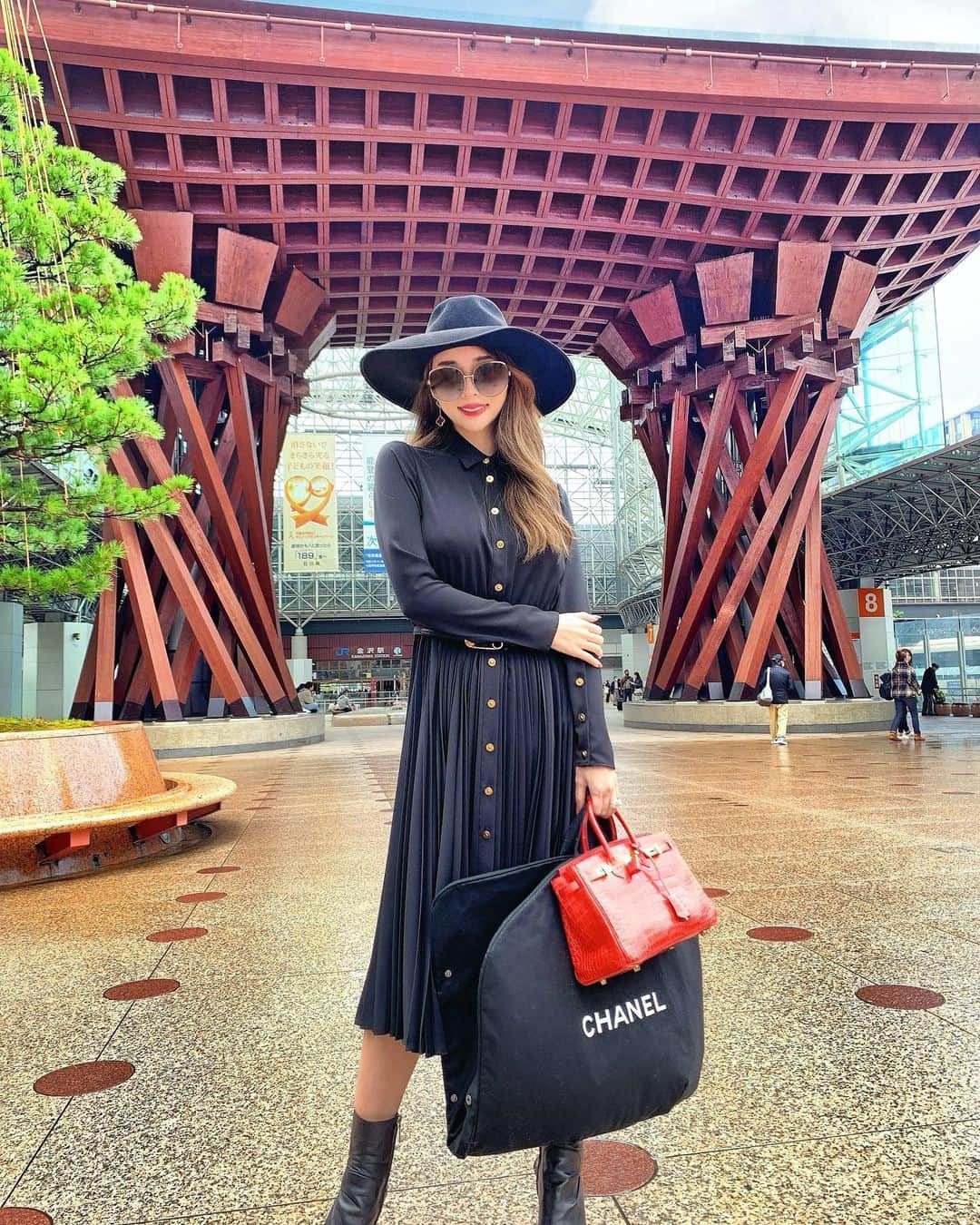 濱野りれさんのインスタグラム写真 - (濱野りれInstagram)「I'm in Ishikawa prefecture🖤 This is one of the 14 most beautiful stations in the world!! It's the only station in Japan. It's beautiful gate, isn't it?  金沢にきたよーー🤍 石川県初上陸！鼓門みるのももちろん初めて✨世界で最も美しい駅に選ばれてる日本で唯一の駅みたい🥺 カッコいい🥺  #tsuzumimon #gate #station #kanazawa #kanazawatrip #ishikawa #japantrip #japantravel #hokuriku #versace #hermes #金沢 #金沢旅行 #石川県 #石川旅行 #鼓門 #駅 #世界で最も美しい駅 #日本旅行 #国内旅行 #北陸 #北陸旅行」11月20日 12時08分 - riregram