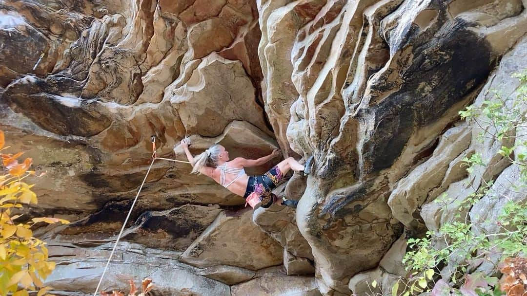 チェルシー・ルーズのインスタグラム：「As a little girl, I looked up at this route and was inspired. I wanted to be strong enough to send this climb (one day) ❤️  I tried it as a little (15+ years ago), but couldn’t get anywhere without desperation and was never able to pull the lip. i always struggled with moves that required some grrrr-factor aka strength until I dove in head first and completely revamped my climbing style soon after I left the south.   Stumbling across this route upon my return was super fun as I had totally forgotten about it. So, It was absolutely delightful to jump on it, feel strong, and clip those chains this go around!   I think little Chelsea would be proud 🥲   Spellbound. LRC.」