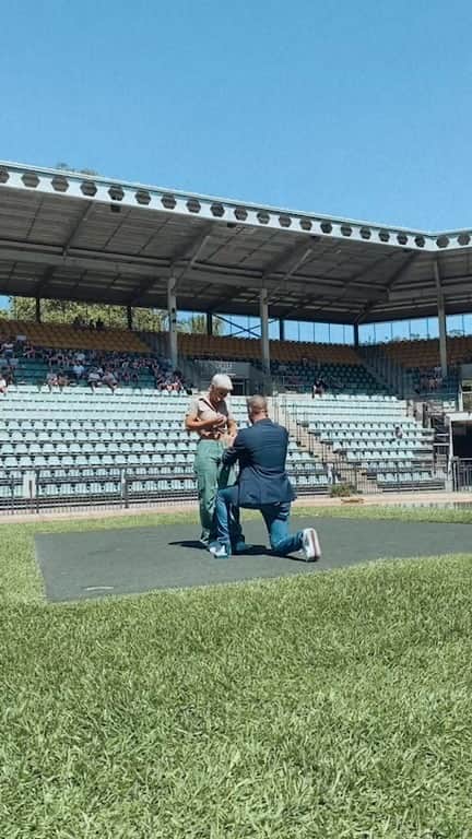 エリー・ゴンサルヴェスのインスタグラム：「Surprise!!! 💍 BRB.. IM GETTING MARRIED!!!!!!!!! 😱❤️💍😭 what an amazing surprise right before I was about to feed a crocodile, my best friend @ross.scutts asked me to marry him.. and I said YES. THANKYOU for our beautiful forever after @calleijajewels.. and the Irwins, @australiazoo & @wildlifewarriorsworldwide team for coordinating this surprise & @brau.agency for capturing it! I’m so glad this happened at such a beautiful place that means SO much to us.. you’re all so SNEAKY 😂❤️🐊」
