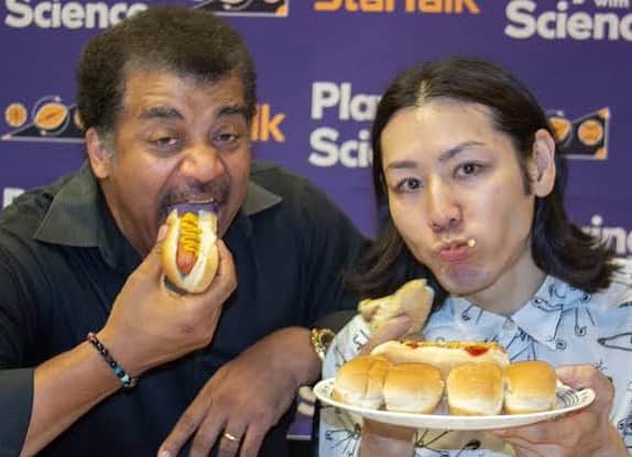 小林尊のインスタグラム：「Science w @neildegrassetyson in “SLOW” Dog Eating Contest. 忙しすぎる人のためのホットドッグ講座 スロードッグ #flashback」