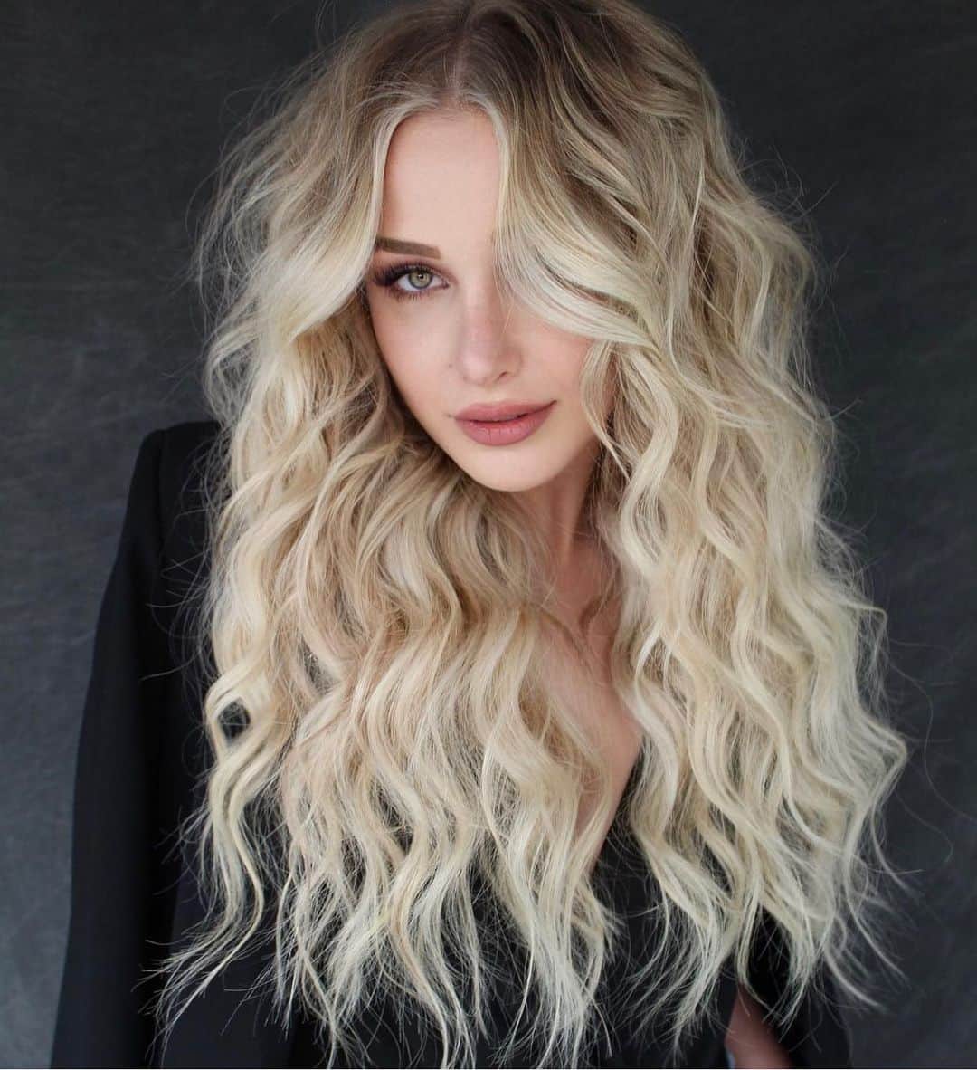 タイラー・ピアースのインスタグラム：「Manifesting good things🔮 . . #goodhairday #photogram #manifesting」