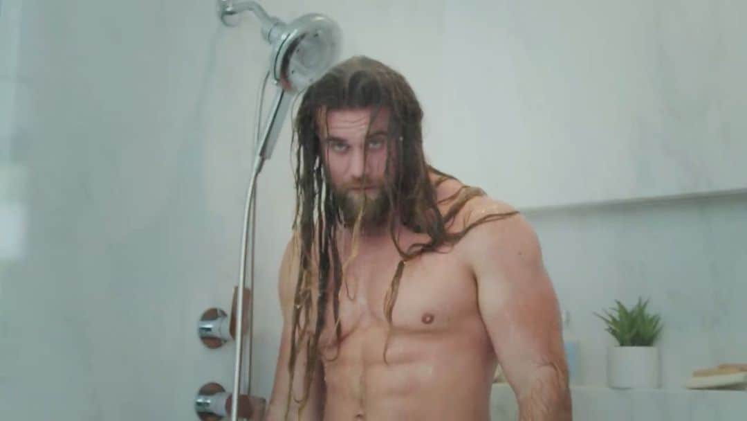 モデル、ブロック・オハーンのインスタグラム：「Every now and again someone comes along and makes something that creates an impact on the Earth 🌍 @nebiainc decided to make a positive one, that conserves our water🚿   Each shower head saves 45% of your water usage. With a goal of saving 1 billion gallons over the next few years 🙏🏽 All it takes is us coming together and simply replacing our current shower head with a #NebiaShower   You can make an impact! I’ve already replaced my showers. So if you’ve ever wanted to help make a difference…here’s your chance.   You can make a positive change and it all starts in the shower 🙌🏽  Gotta love that 😏  partnership powered by @umana.studio #ad」