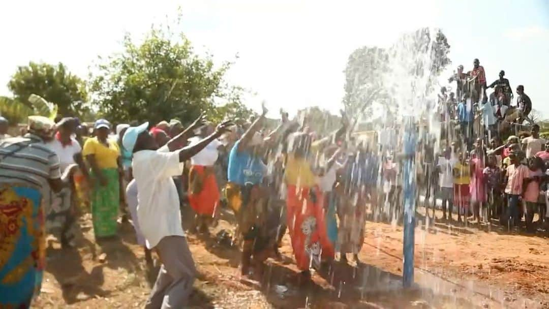 シャロン・ストーンのインスタグラム：「Please support & follow @water_underground. They’ve provided clean water for 40K+ people and with your help they can reach even more.  Repost from @water_underground • This is what it looks like in the community right before they see if water will explode up after drilling. Everyone gathers around.Will the drilling be a Failure or Success? Will their reality change from spending every day finding puddles to collect water from - or will they have more clean water than they can dream of?   The man in the white shirt is the Leader/Chief of the community - watch how he harnesses the energy and then just unleashes it!   Their reality, in fact, changed forever!  And this is because you donors made it possible.   #chief #cleanwater #change #turningpoint」