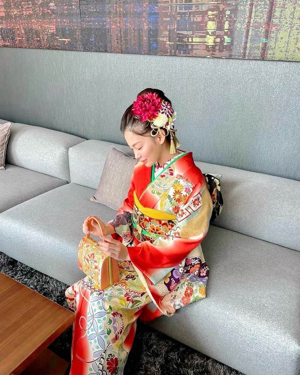吉澤遥奈のインスタグラム：「【お知らせ】  本日11月20日発売『美しいキモノ冬号』ハースト婦人画報社 高島屋「20歳の振袖」提載させていただいています 👘 ・ ・ ・ 素敵なお着物嬉しかったです💓髪飾りも素敵✨ #着物#振袖#ヘア」
