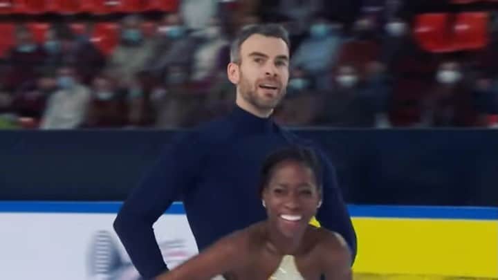 エリック・ラドフォードのインスタグラム：「Now THIS is the feeling we’ve been waiting for. Skating off the ice feeling like shiny, happy people! 😁😁😁  #figureskating #figureskater #happy #athletes #gpfigure #ifp2021 #feelingbymathieucaron」