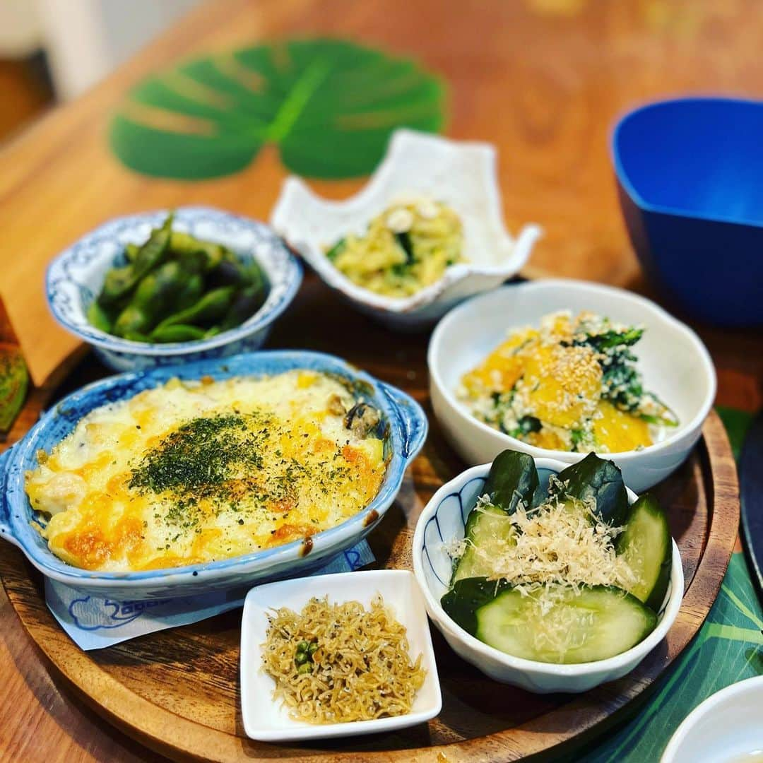 金村義明さんのインスタグラム写真 - (金村義明Instagram)「松葉蟹 長男にも、食べさせてあげよ！　奥さんもたらふく！ 4日目ゴルフワンハーフラウンドの後渋滞で、自宅直行即風呂入って！ 杵島さんからの松葉蟹、牛丼 加古川ユアサ君からの卵激うま、おかわり、小卵かけ御飯に京都神馬のちりめん山椒！ 柿ムーンルージュ林檎🍎 めちゃくちゃ食べて、即寝！ 夜中起きて逆に寝れずに睡眠不足！」11月20日 6時48分 - yoshiaki_kanemura