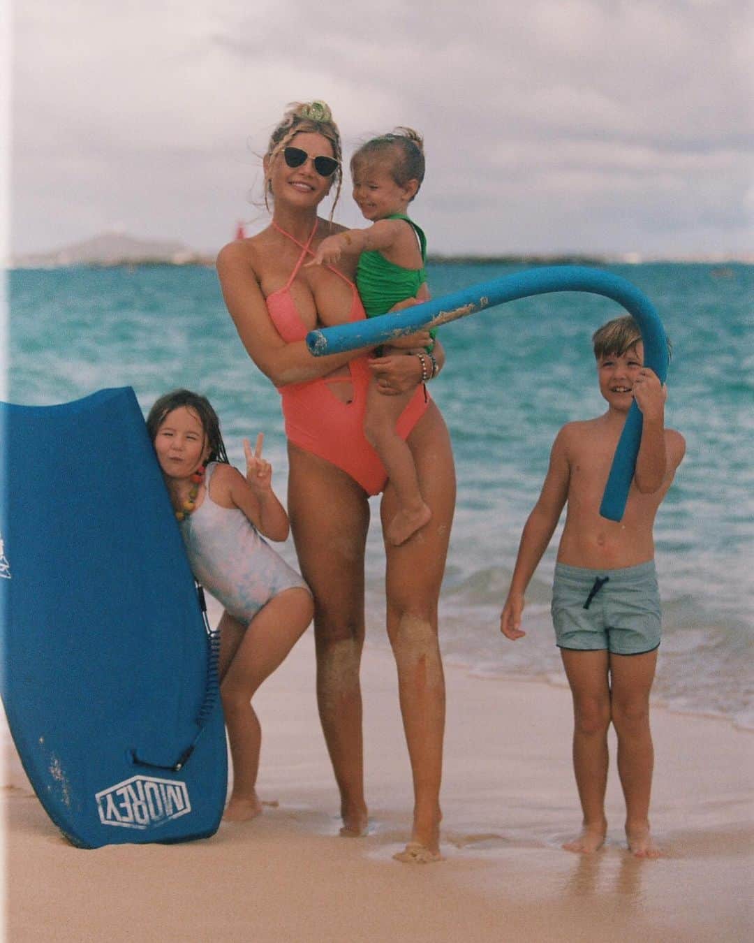Amber Fillerup Clarkのインスタグラム：「A few film shots from Hawaii 💓」