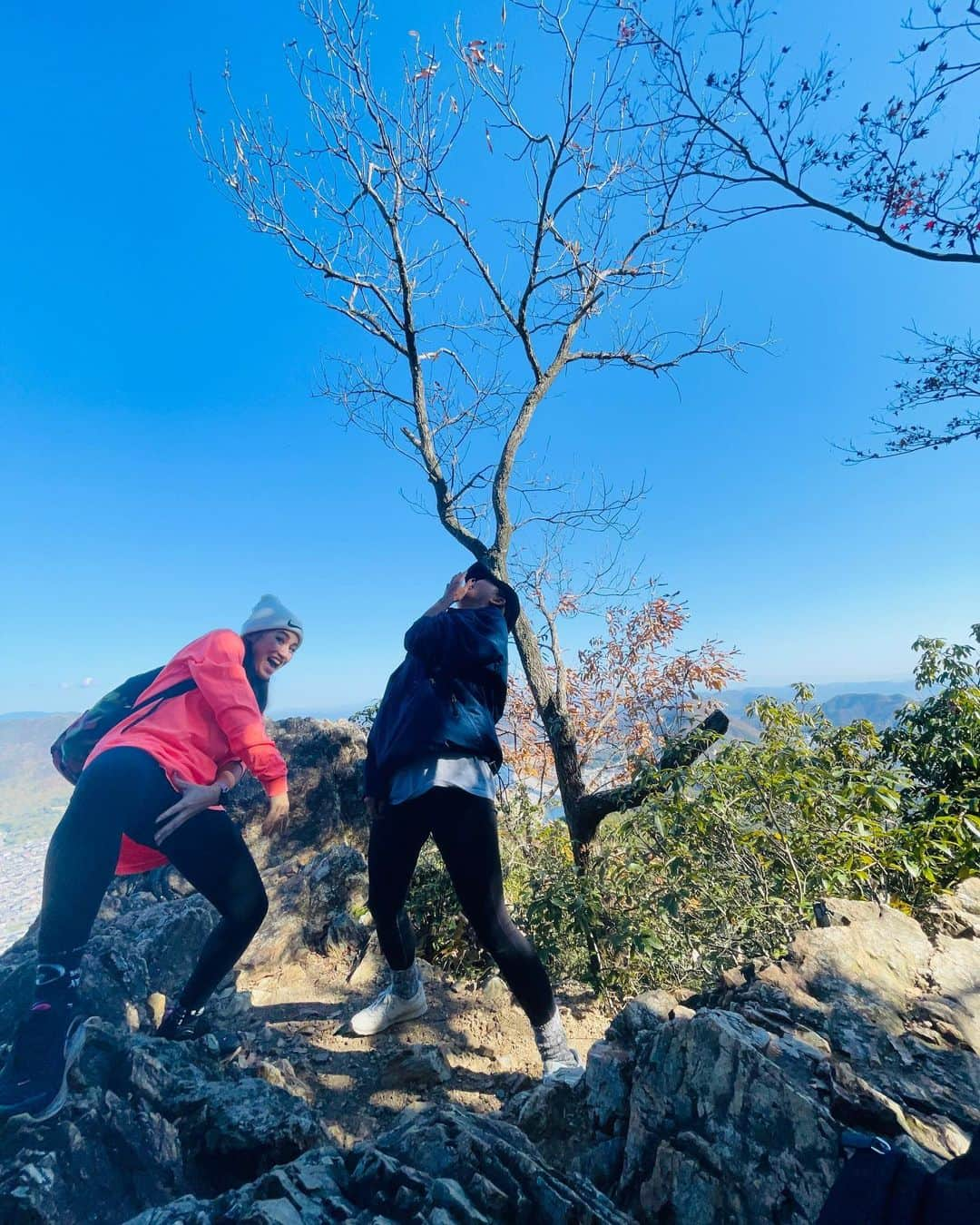 清水香澄さんのインスタグラム写真 - (清水香澄Instagram)「. 紅葉見に行こ〜うよ〜う🍁  暇さえあれば山登り。朝登山最高。 最高のデトックス、パワーチャージ💪🏾  @ayamiyama71  と一緒で楽しさ倍増🥰  いつもありがとう💕  #登山女子 #金華山 #岐阜城」11月20日 7時48分 - kasumin_0107