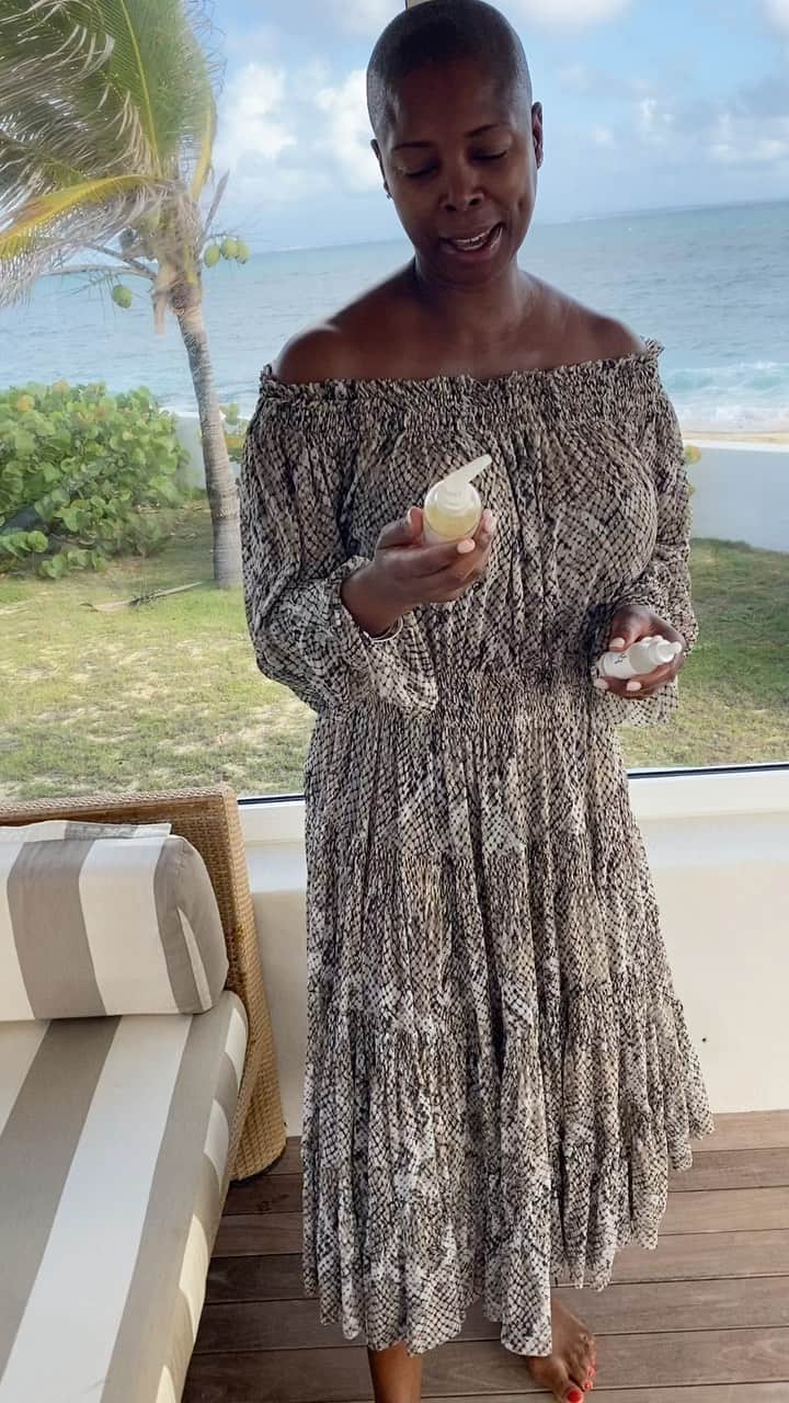 ニコール・ミッチェル・マーフィーのインスタグラム：「@sidrasmithofficial you are the best girl. Just a natural beauty inside & out.  We are restocked now. Makes perfect holiday gifts. Get your YFOY today.  Follow @yfoyshop  # yFOY #yourfountainofyouth #skincare #beauty #bodybutter」
