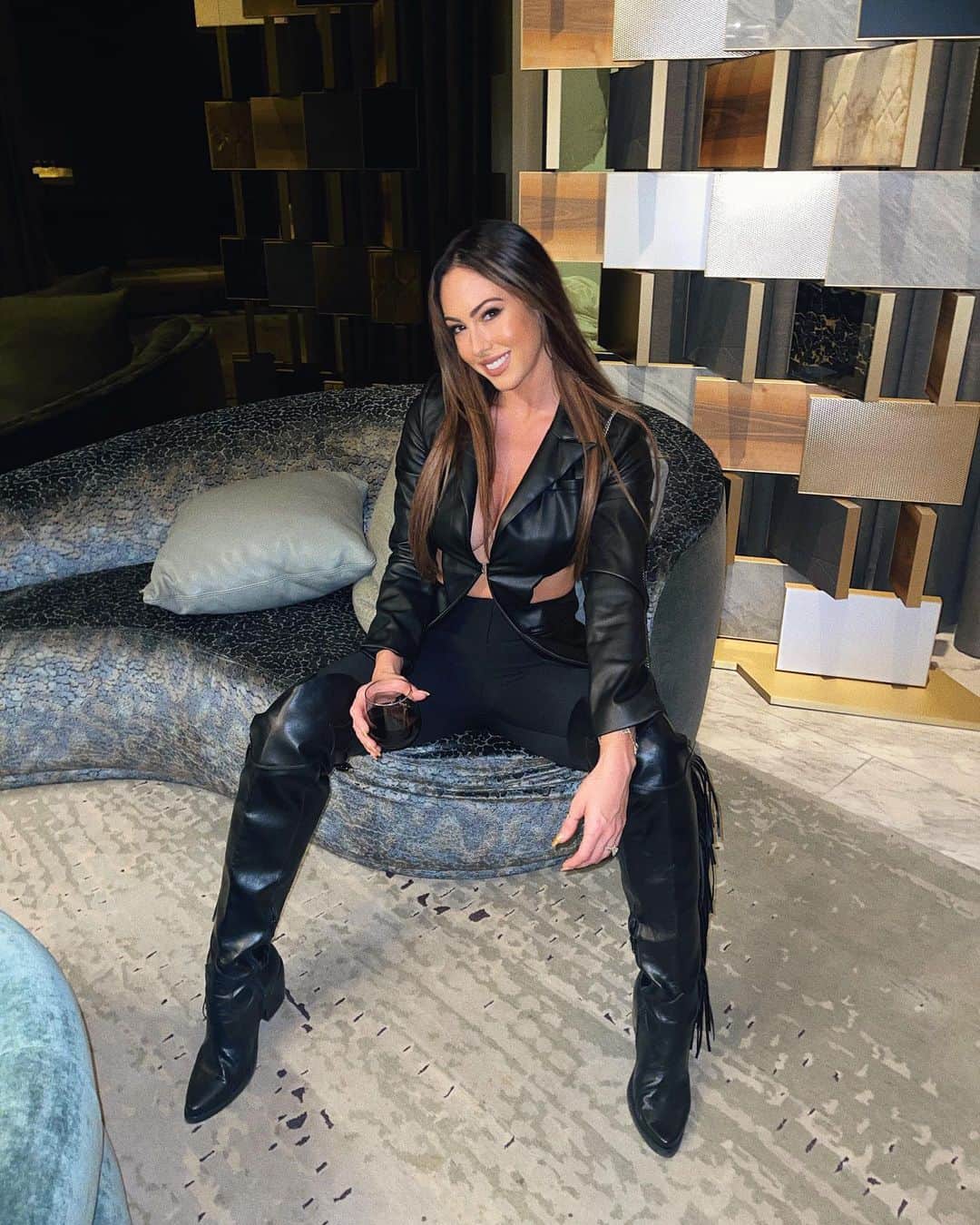 ホープ・ビールのインスタグラム：「#faux #leather #weather」