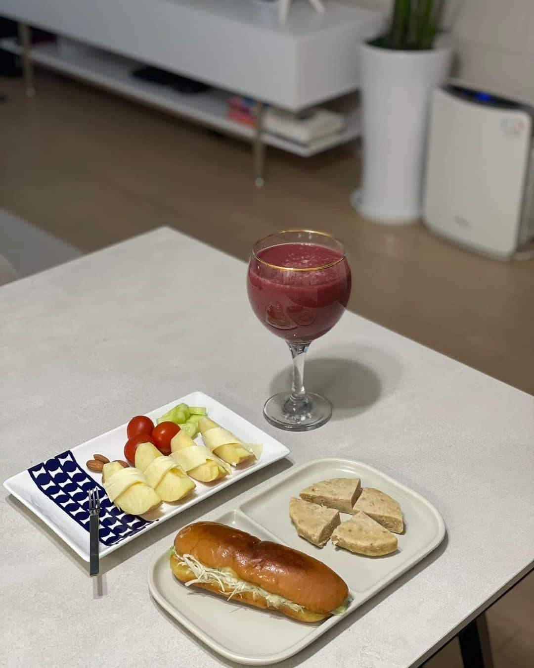 リュ・ジヘのインスタグラム：「양배추+망고+블루베리+꿀+유산균가루 쉐이크 아침에 사과는 금사과랑 치즈!  대추토마토 견과류 닭가슴살소세지 샌드위치 느끼함을 잡아주는 오이에 양배추 닭가슴살 스테이크  하루 식단으로 아침 점심 저녁으로 먹어야되는데 점심은 일반식  저녁은 진짜 초 간단하게 먹을꼬야..진짜임..」