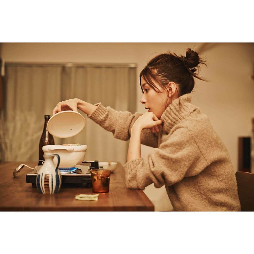 芳根京子さんのインスタグラム写真 - (芳根京子Instagram)「おうち鍋と日本酒。  minaさん いつも美味しい食べ物にお酒を芳根に与えてくださり、本当にありがとうございます🍶笑  撮影が終わった時、私今日お鍋と日本酒を美味しく食べただけだよ？と心配するくらいのご褒美dayでした。笑  お疲れ様でした！じゃなくて、 ご馳走様でした！だったもんなぁ。笑  とっても美味しかったです！！  ご馳走様でした！  #mina #発売中」11月20日 9時37分 - yoshinekyoko