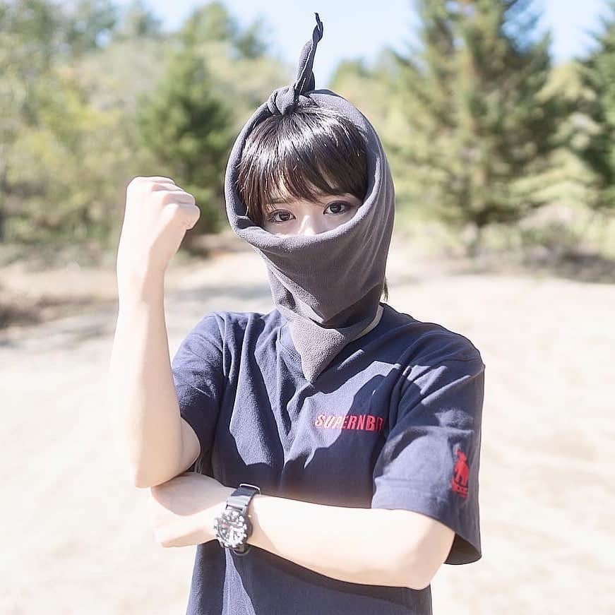 スーパーナブラのインスタグラム：「． ． 人気YouTuberりんちゃんに対して同調圧力を使った強要とイジメがあったことを公表します  ⚠️ ・先に1つ前の投稿「同調圧力を使った強要とイジメの詳細」をご覧ください おっさん2人による悪の所業を晒しました ・わたし(ナブラ)とおっさんの全やり取りは プロフ記載URL先で公開中 ⚠️  ・りんちゃん ：食事が食べれない病を患う ・北海道のジローラモ：車中泊スペースの地主：スーパーナブラチャンネルの登山専門カメラマン @comcom_kosuke  ・ジローラモの後輩：嘘の噂を吹聴するクズ：女の子にセクハラメッセージを送りわがままを強要する ・カメラマン：スーパーナブラチャンネルのカメラマン ・ナブラ：彩 ・りんちゃんの事務所：UUUM  同調圧力を使われ様々な強要を受けても我慢して耐えたりんちゃんに ↓ 後輩は りんちゃんと付き合いたい 悪い噂を流してりんちゃんを孤立させる 食事を強要する 大量のセクハラメールを送る 家に押しかける りんちゃんの動画にオリジナリティがないと文句をつけ沙耶香のような動画作りを要求する こんなやつが将来鶴居村を背負って立ちたいんだとか  ジローラモ りんちゃんと後輩を結婚させたい りんちゃんが後輩に会うよう同調圧力をかける 後輩に会わないと村で生きていけないと脅す りんちゃんを守る役割のUUUMとカメラマンが邪魔で排除したい 邪魔者を排除するため嘘のトラブルを吹聴する UUUMに反発するようりんちゃんを唆した  やり取りが残っているだけで(1つ前の投稿)これだけある  カメラマン＝ナブラのマグロ釣り仲間でりんちゃんのエステ店が再起するまで見守ろうと経営者が集まった会のメンバー  鶴居村で住居を借りるには所得証明が必要でマグロ釣りメンバーが営む会社の中からりんちゃんがバイト先として選んだ会社の代表  沙耶香ファンの嫌がらせが頻発したため、りんちゃんの生活が落ち着くまで見守るようナブラ→カメラマンに頼む  カメラマンは後輩(鶴居村)にりんちゃんを任せる予定だったが釧路のカレー屋事件以降、UUUMに引き継ぐまでサポート引き受けてくれた  後輩曰く、わたしの動画を丸パクリする沙耶香の動画をりんちゃんに作れ、りんちゃんの動画はパクリ、オリジナリティがなく りんは元セクシータレントと釧路の知人(嘘)が話した(後輩が拡散)が俺だけはりんの味方だそうです 法的に対処するので知人の名前を出して貰いたい！絶対に逃げるな  ジローラモ「りんの動画の雰囲気はりんの視聴者が求めてない、視聴者が求めてる動画を作れ」 登録者300人のおっさんがよう言った  ジローラモはナブラに「後輩と会わないりんが悪い、カメラマンが失態した」と電話する ジローラモはナブラファンクラブメンバーの神風、ヒロヤに嘘の弁明をする  ジローラモから弁明を受けた方はLINE全やり取り(プロフ記載URL)を確認の上、真偽のご判断をお願いします  後輩、ジローラモ共に気に入らん相手がいれば嘘の噂を流し、嘘を追求されれば身勝手な言い訳で逃げる陰湿極まりない40代のおっさんコンビ  ナブラ、ジローラモが泣きついた神風、ヒロヤを含むお怒りのナブラメンバー、カメラマン、開拓に携わった方々で車中泊スペースを森に戻す相談の場を設けます(参加→ナブラDMへ)  直接会って話さないと伝わらんので ジローラモも同席をお願いします⚡️ nabura village (Googleマップ検索可)に近いジローラモの農場を相談の場に推薦しますがどうでしょうか？  ※後日談 嫌がる女のこに「男と2人で会え、直接会わんと伝わらん」と言い放ったジローラモは、私との話し合いから逃げました 何が直接会わねば伝わらんだ！  🌳弟子屈車中泊スペース 無料開放のためコストかけんと言ったが多くの金と多くの人が協力してくださり大切な思い出がある 車中泊スペース惜しさにわたしまでジローラモに同調していればりんちゃんの心は死んでいたぞ りんちゃんの安息の場所であるはずの北海道で何をやってくれているんだ！  仮眠や休憩と偽らず道具を広げて気分良く旅したいから自由な車中泊スペースを作ったのに、こんなやつの土地にりんちゃんを関わらせるわけにはいかない 車中泊スペースのバイトも釣り堀のバイトも観光の役に立ちたいと1円たりともバイト代を受け取らないりんちゃんを悲しませやがって 弟子屈の車中泊スペースは諦めるしかない既に新しい土地を見つけた  ⚠️ 胸糞悪いイジメ 村や小さなコミュニティでジローラモと後輩は嘘を重ね逃げようとしている 嘘の弁解を正当化させぬよう胸糞悪いイジメの伝達をお願いします  @supernabura あや スーパーナブラ  #イジメ#北海道#釣り#登山 #弟子屈 #北海道のジローラモ #大津釣り公園」