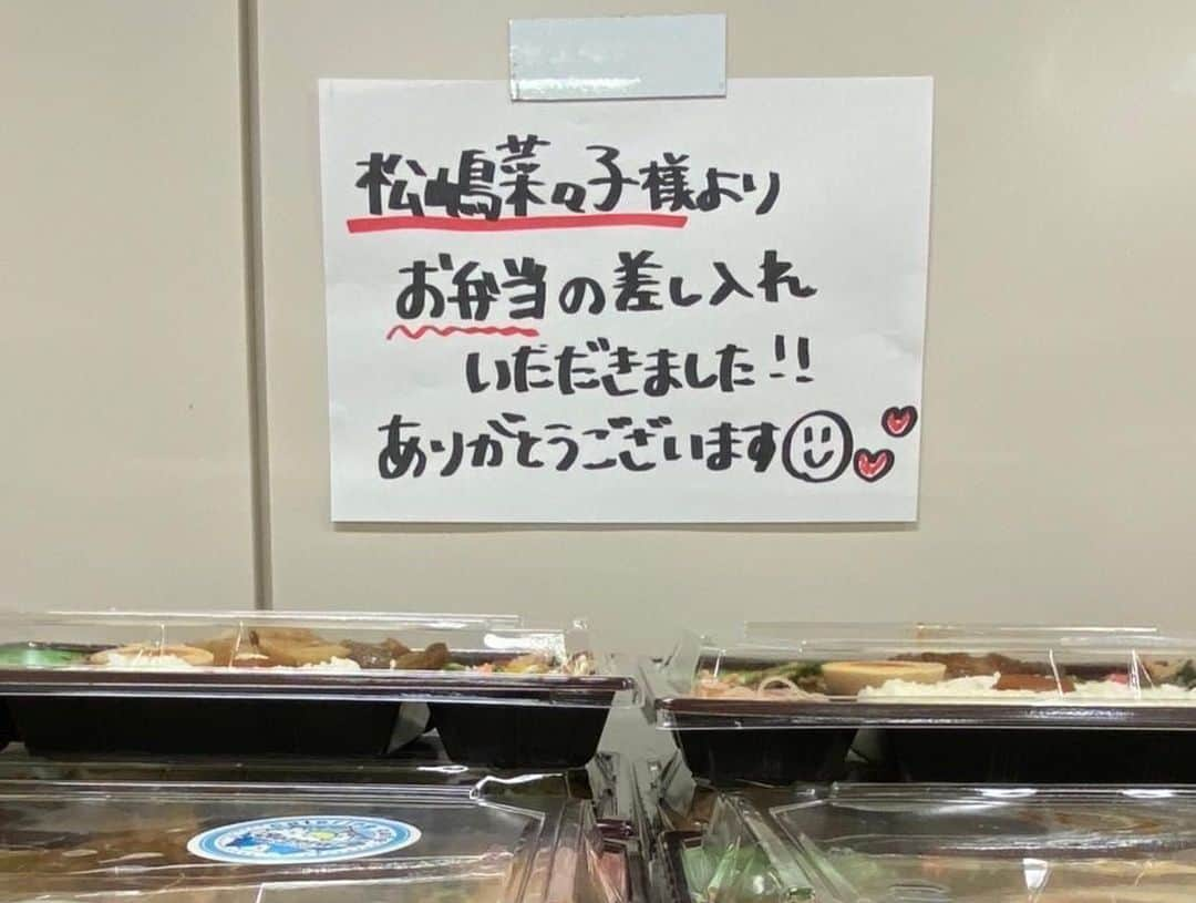 SUPER RICHのインスタグラム：「おはようございます‼️  今日は美味しそうな 差し入れの写真をご覧ください💕  #松嶋菜々子 さんからの お弁当の差し入れです💖  美味しかったです💜 ごちそうさまでした〜😄  #SUPERRICH #すぱっち #木10 #7話は11月25日木曜22時放送 #フジテレビ」