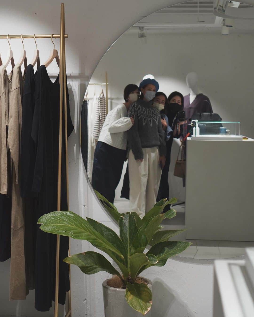 JUNNAのインスタグラム：「@emiri_hemmi さんが ディレクターを務める @outersunset_official の展示会へ  お洋服以外にもセレクトされている器やアクセサリーも えみりさんの書籍の世界観✨とっても素敵で  みんなで春夏のお買物を楽しみました  @emiri_hemmi の着ていた シルエットのかわいいワンピース @rie_sea とおそろいでネイビーをオーダー🤭💛  #outersunset#only」