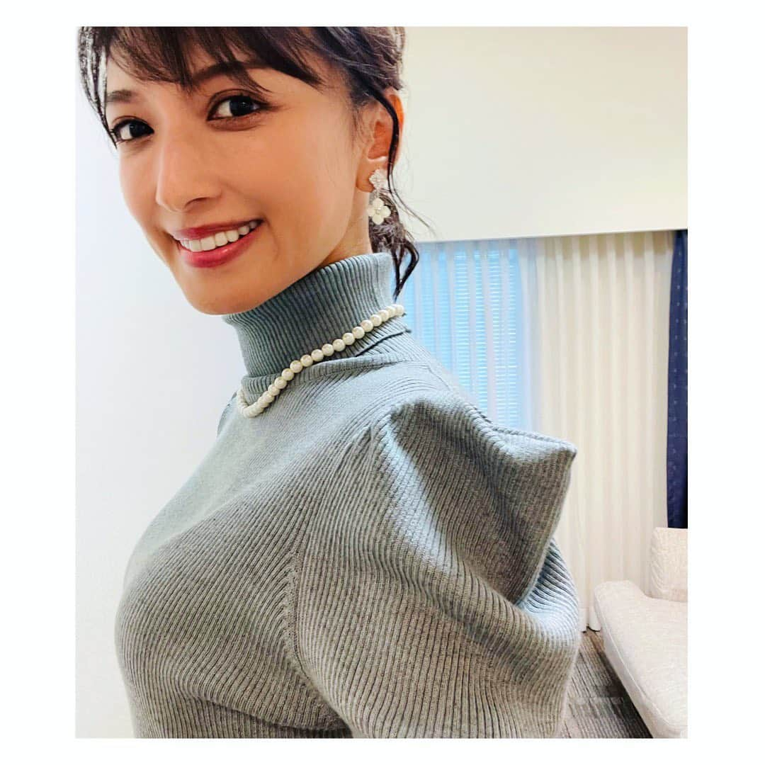 望月理恵さんのインスタグラム写真 - (望月理恵Instagram)「今日のズムサタの衣装  ニットのデザインが可愛かったです☺️ なで肩も目立たないし。 あと、冬はタートルが好きです。 首は暖めないと！  ジャケット.ニット.パンツ @lanvin_en_bleu_womens イヤリング @plusvendome_official  #ズムサタ#衣装 #タートルネックコーデ   #大谷翔平選手 特集 #おめでとうございます  2.３枚目のポーズ、、変ですね😂」11月20日 10時48分 - mochiee28