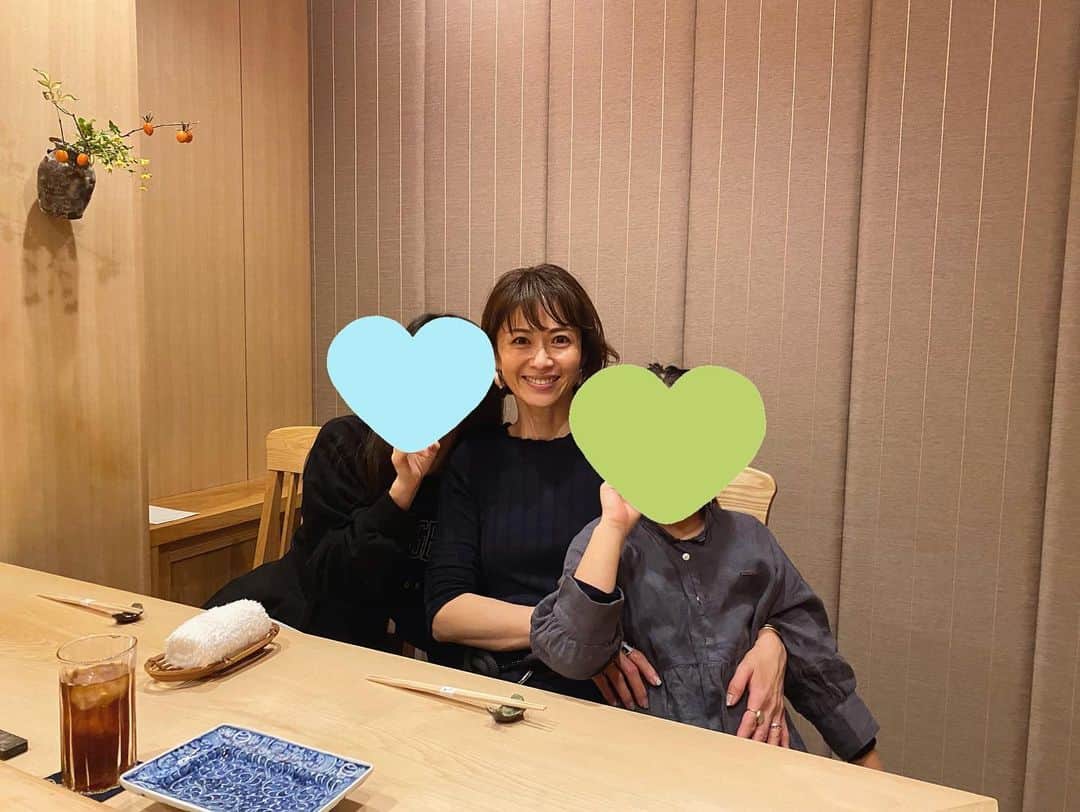 畑野ひろ子のインスタグラム：「少し早い誕生日ランチ会🎂してもらいました🥰 パパがカメラを向けていたので撮られてると思っていたら、まさかの自撮り😂 とっても美味しいご飯と共に、素敵な時間をありがとうございます💛」