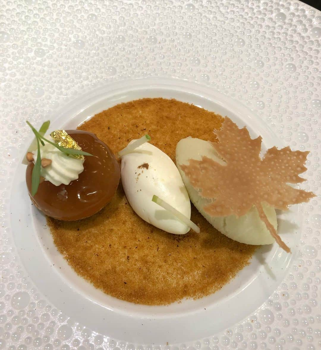 雨宮塔子さんのインスタグラム写真 - (雨宮塔子Instagram)「パリの “Dassai Joel Robuchon Paris” ( 獺祭 ジョエル・ロブション)のシェフ パティシエ、中村忠史さんが11月いっぱいでパリを引き上げてしまう😭ということで、その獺祭 ジョエル・ロブションでお茶会を催してくれました。  中村さんといえば、亡きロブション氏の愛弟子として有名ですが、じつはその昔は青木の定ちゃんのアトリエにいらっしゃったのです。 その頃は中村くん、と気軽に呼ばせてもらっていたけれど、それはもう失礼かなぁ、ともじもじしていたら、20年前と変わらない笑顔と佇まいで迎えてくださるではありませんか😭  中村くん(だからもう勝手にこう呼ばせていただきますっ)が腕を振るったデザートの数々がこちらです。  もううっとり、めくるめく時間❤️ すべてが繊細で、これだけのガトーを一度に食べるのはかなり久しぶりなのですが、ずっと腹八分目を保てる軽さが🥰 これがレストランのデザートというものでしょうか😊  もう別れてるから何もでないよ、と言っているのに、終始、青木の定ちゃんを立ててくれるお心遣いにも感動したのでした🥲  前もって注文しておいたショコラオランジェットは、日持ちが３週間ということで2つしか頼まなかったけど、もっと注文しておけば、とすでに後悔😩 コルシカ産の肉厚なオレンジコンフィを獺祭のガナッシュにくぐらせ、ホワイトチョコレートでコーティングした贅沢なショコラオランジェットです。  ひとつは、海外の大学に留学中の娘に送り(あ、ちなみにフランスは18歳からアルコールを購入できます)、ひとつは我が家用に。  原稿を書くのに毎回ひとつだけと決めて味わっています😍 (一度に3つは食べたい😇)  中村くんは今後大阪で店舗を構える予定だそう。日本の皆さんは、よりお求めやすくなりますね！ サイトでも購入可能と思うけれど、大阪に立ち寄れた際には絶対覗きに行こうと思っています。  今後のご活躍が心から楽しみ❣️ Go Go 中村くん👍👍👍  @tada_nakamura  #tadashinakamuraparis  #ショコラオランジェット #ダッコワーズもまた食べたい」11月20日 21時21分 - amemiya.toko