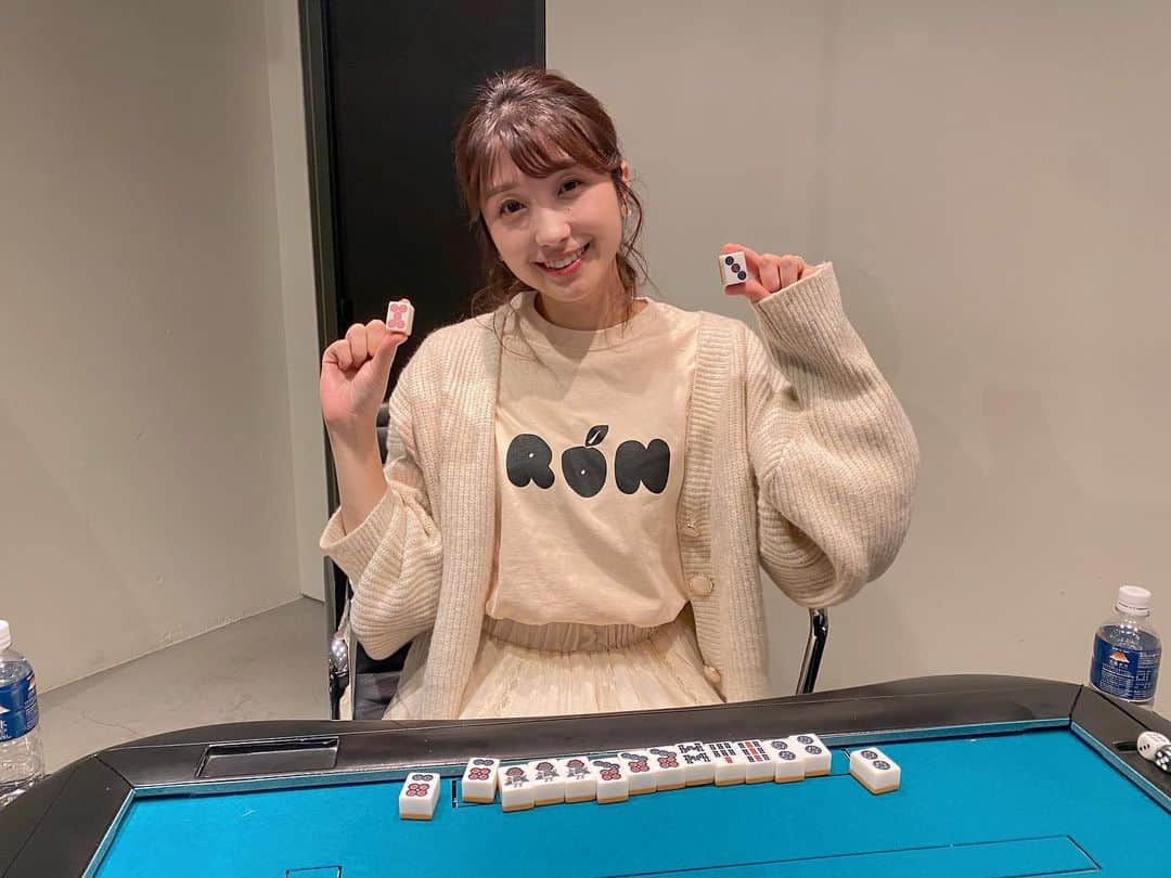 伊藤友里のインスタグラム：「今日は久しぶりに友達と麻雀を打ちました🀄️  お気に入りの「RON」Tで👚🍎 こちらはMリーガーの瑞原明奈さんデザインのロンTなのです💗  このロンTのお陰か親番の時に5連荘したのが今日のハイライト😍私の起家でこの半荘は終了😳 (八連荘チャレンジしたかったですがドラ2枚の割れ目ありのルールだったので毎度誰かしら飛ぶことに😂)  ちなみにイヤリングもこっそり麻雀牌なのでした🙆‍♀️  #麻雀 #瑞原明奈 さん #雀荘 #nishiazaburtd」