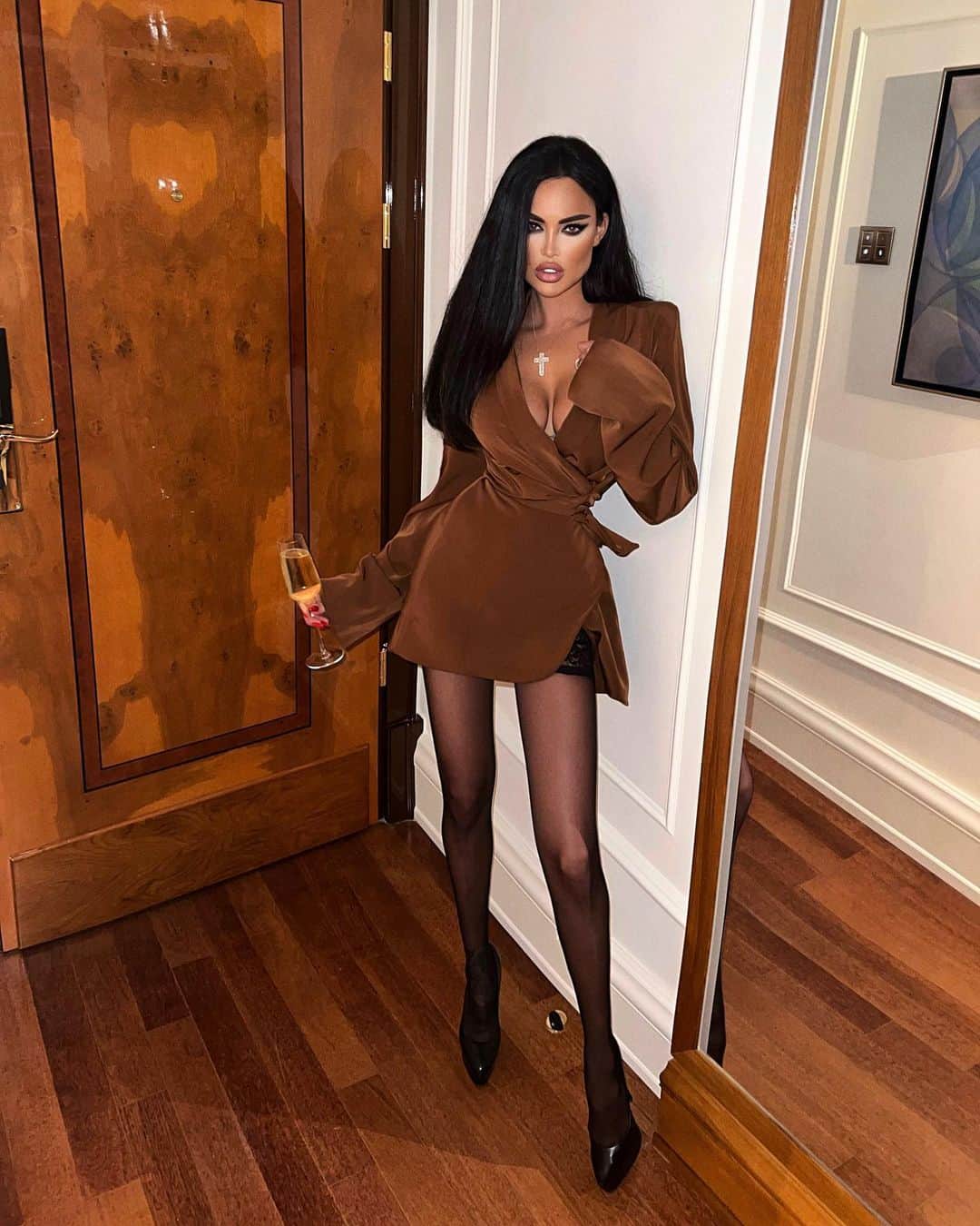 Nita Kuzminaのインスタグラム：「Меня спрашивают: Нита, как удержать Мужчину!?  Все мега просто — дайте ему полную свободу! Свободу во всем! Свободу действий, свободу мыслей, свободу слова.  Мужчина никогда не уйдёт от такой Женщины, ведь когда ты даёшь своему партнеру свободу, это и есть наивысшая точка доверия и проявление любви к нему. Ваш партнёр это не вещь, и он никак не может вам принадлежать и он вообще вам ничего не должен! Запомните это!  Если честно, Я никогда не смогу понять женщин, которые ревностно пилят своих мужчин, выясняя где был, почему не позвонил и т д! Если он не позвонил/не написал, значит не хотел этого делать. Другого варианта нет.  Когда ты пытаешься удержать его в своих «цепях», от этого страдают оба! Это обречено заранее на провал!  И то что вы вместе, это выбор двух людей быть вместе, быть счастливыми, но запомните раз и навсегда, что никто из вас друг другу не принадлежит и никто никому ничего не должен! Потому что вы личность, а не игрушка!  Пытаясь удержать - он рано или поздно освободится от вас! Давая свободу - он будет у ваших ног навсегда! 💋」