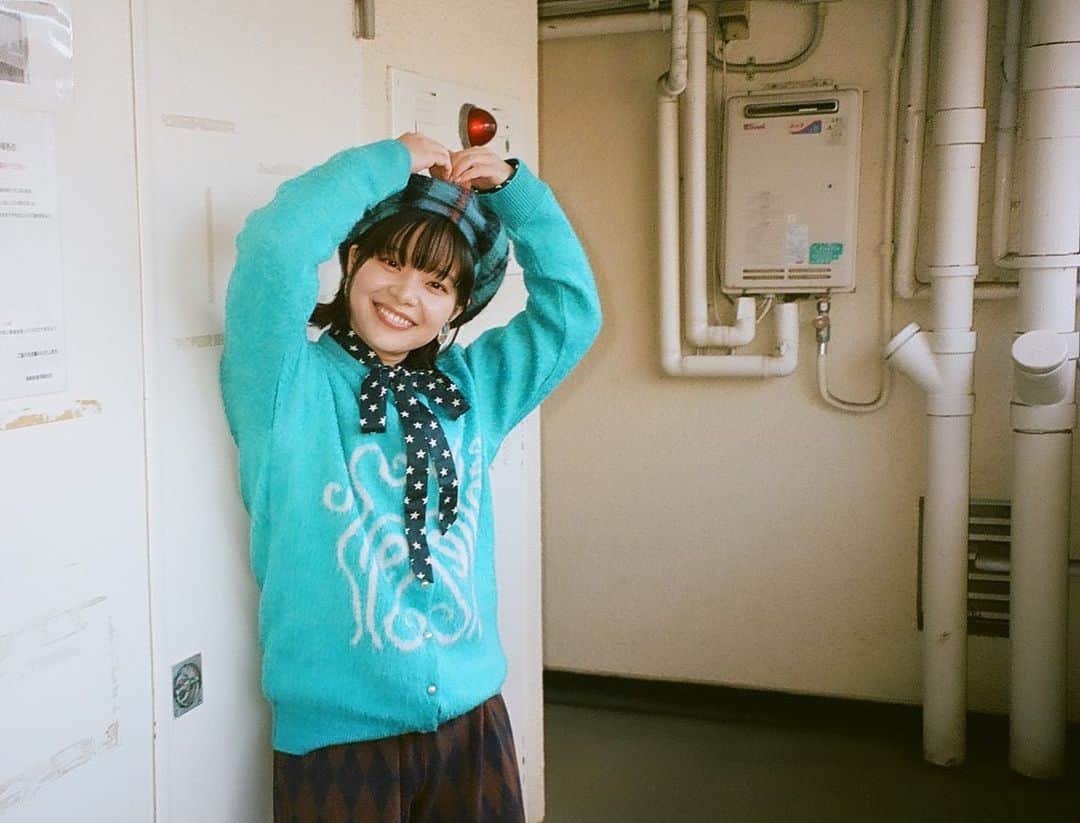 岸井ゆきののインスタグラム：「こんばんは🌖 誰でも簡単にお店が開ける「メルカリShops」のCMに出演しています🥕💫 賀来賢人さんが農家、山田裕貴さんがパティシエ、わたしがハンドメイドショップのオーナーを演じています。 三人で自転車にのったり、スキップしたりしました🚲🩰 和やかな雰囲気が漏れているたのしいCMです。ぜひ見てください✨ ネットショップ〜ひらくなら〜メルカリShops！をよろしくお願いします🏡🥕🍅🥦」