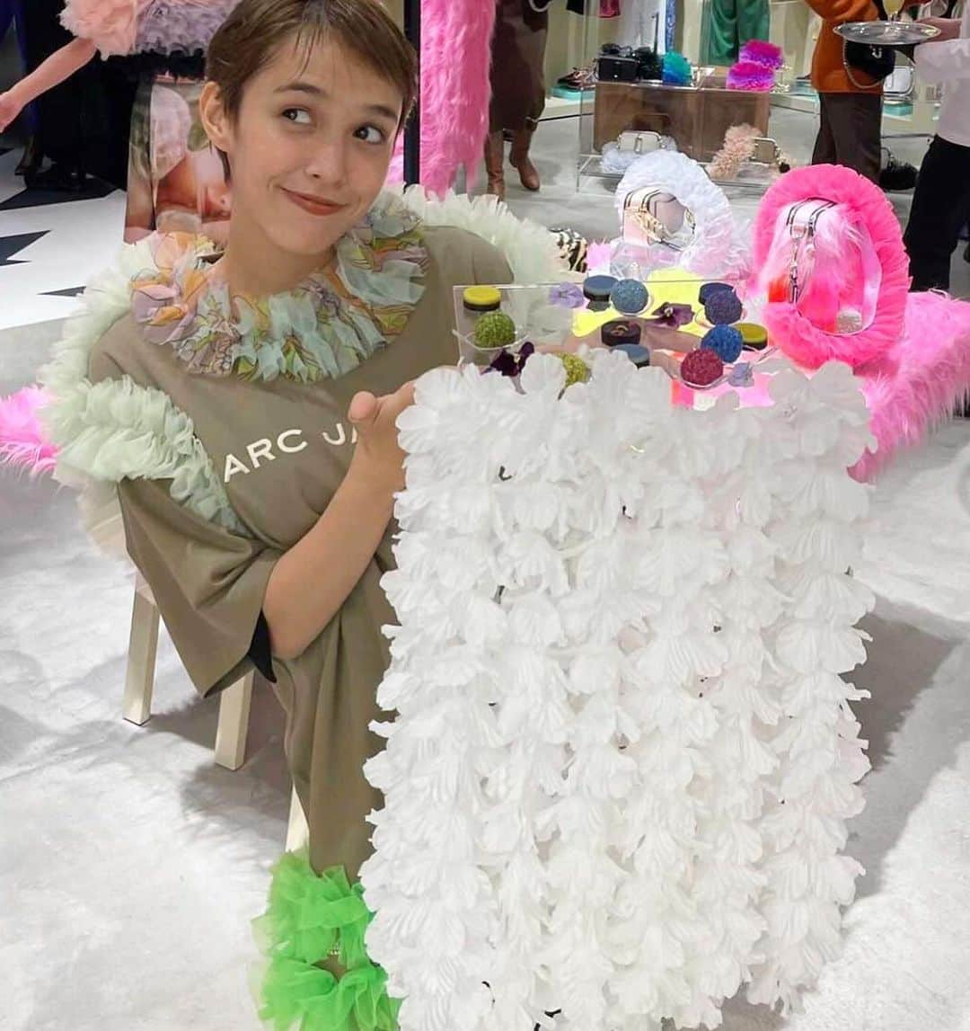 モーガン茉愛羅さんのインスタグラム写真 - (モーガン茉愛羅Instagram)「Marc Jacobs × Tomo Koizumiのイベントにて 母と少しづつ計画しながら温めていた ヴィーガンロースイーツ『Rainbow Cakes』 初のケータリングをさせて頂きました！😋🕊🌈 こちらのメニューは CBD Raw Chocolate Extreme Maca energy ball  スイーツを作っていくのは母で 私は一緒にお菓子を考えたり 写真を撮ったりしていきます😌  乳製品や白砂糖を一切使わず自然の物だけで 作られた優しいお菓子です。 これからも少しづつ試行錯誤しながら 母と仲良くやって行くつもりですので 宜しくお願いします☺️💕  Instagram はこちら @rainbow_rawcakes」11月20日 22時10分 - malaciel