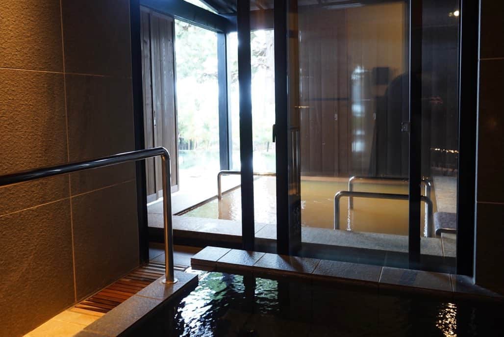 舞川あいくさんのインスタグラム写真 - (舞川あいくInstagram)「間人蟹。 京都の丹後半島にある間人港で水揚げされた間人蟹は今がシーズン。獲った蟹を新鮮なままその日のうちに頂く為に、温泉も兼ねて京都へ🌿✨♨︎ . お部屋は全室プールと露天風呂付き。 初めて泊まった旅館だったけど、素敵だったのでまた違う季節に訪れたい😌  . . #京都 #間人 #間人蟹 #trip」11月20日 13時33分 - aiku_0817__