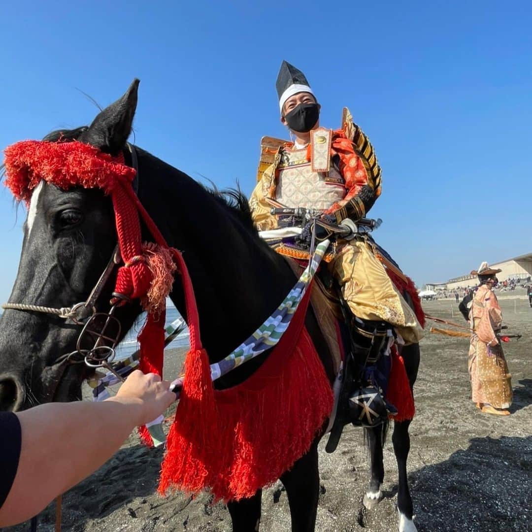 つるの剛士さんのインスタグラム写真 - (つるの剛士Instagram)「『次ページ動画』  今年5月に開催されるはずだった 第一回 "#江の島流鏑馬武者行列"  この社会状況で延期になり、 ついに本日 片瀬西浜海岸にて念願の出陣。  私、源頼朝総大将となって世の安寧と活気再生を願い 馬に跨り出陣式に参加させて頂きました。  馬上から眺めるいつものビーチの景色は壮観 900年前にタイムスリップ気分でした。  流鏑馬、 砂浜を猛スピードで走る馬の迫力。満点。  藤沢、江の島の毎年の恒例行事にさせていくということなので、次は是非、生で江の島と富士山と海を背景にした迫力ある流鏑馬を観に来てください🏇🏹  それにしても何の御縁か。。 ありがたいことに 3年前に静岡県三嶋大社 #三嶋大祭り 大名行列で、 そして今回は地元の藤沢にて、 人生二度も源頼朝公にならせていただけるなんて。。 近々、お隣町へ頼朝公のお墓にご挨拶して来ます。  ちなみに、以前は、福井県の#越前大名行列 で#柴田勝家 公。  NHK「大江戸ロボコン」#東山の金さん。笑  夢は、大河だ。  #江の島流鏑馬武者行列 #活気再生 #藤沢 #江の島　#片瀬西浜海岸  #源頼朝  藤沢観光協会、湯浅会長 この度はありがとうございました。」11月20日 14時19分 - takeshi__tsuruno