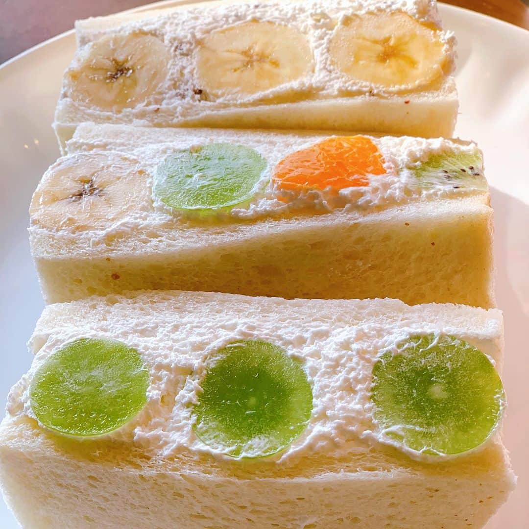 中村愛さんのインスタグラム写真 - (中村愛Instagram)「🥪♡ ・ ・ ・ 撮影終わって どうしても甘いものが食べたくて… ←いつもw  #フルーツサンド 食べてしもた😜  バナナのやつは 生クリーム❌チョコ🍫  シャインマスカットがやはり好きでやんす。  #三度の飯より甘いものが好き」11月20日 14時57分 - nakamuramura_ai