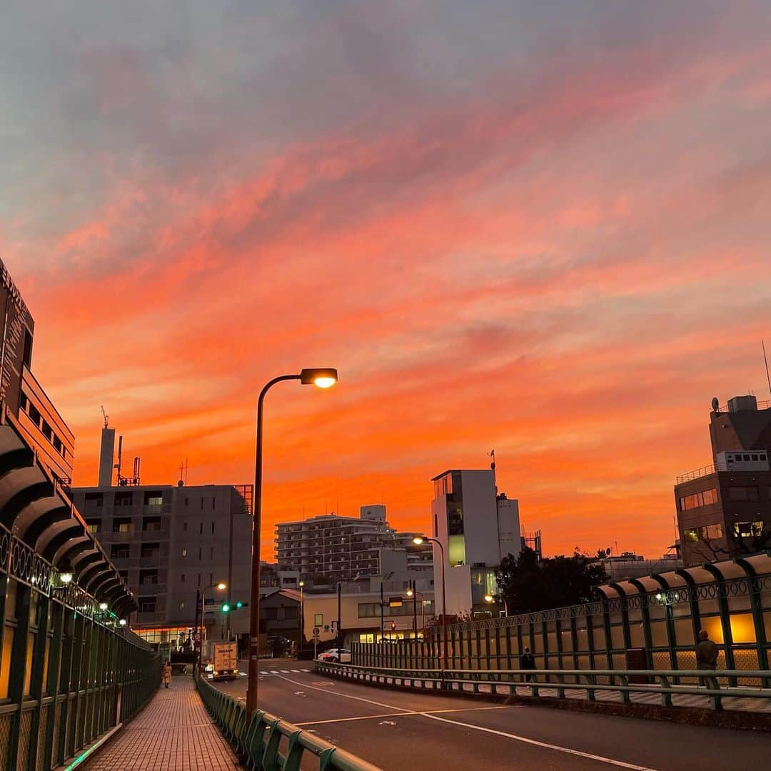 高橋幸のインスタグラム：「昨日の夕焼け、絵画みたいに鮮やかでした👩‍🎨 #nofilter」