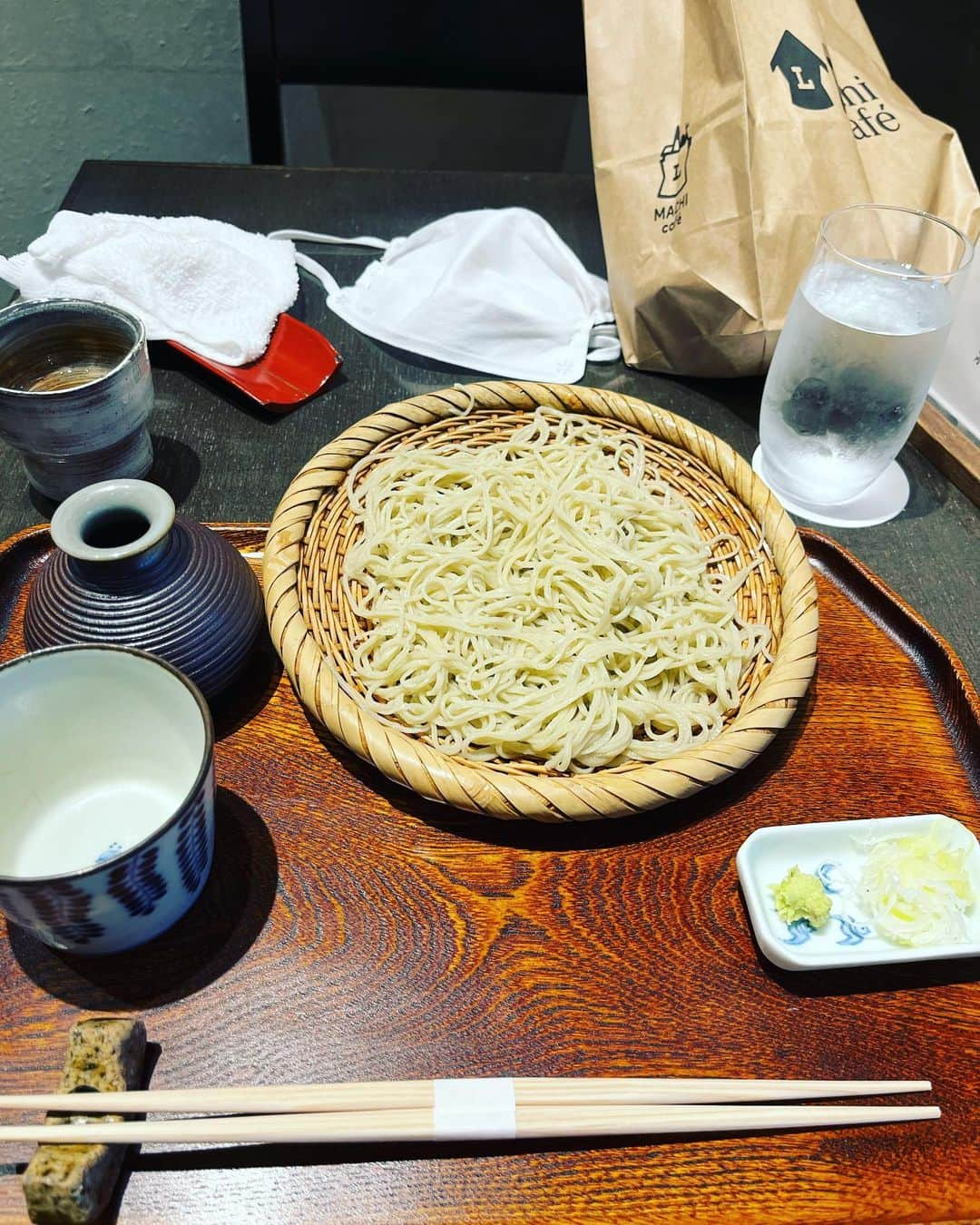 金村義明さんのインスタグラム写真 - (金村義明Instagram)「週刊ニュースリーダー生放送終わりで羽田空港へ！ もう羽田空港人だらけ！ 伊丹空港から茶屋町接骨院直行 三時間半全身あらゆる治療していただきました！感謝🙇 久しぶりに松下さんへ もりそば2枚に蕎麦湯のランチ 今夜は日本シリーズ第一戦 毎日放送ラジオ解説！ 体調バッチリです👍」11月20日 16時10分 - yoshiaki_kanemura