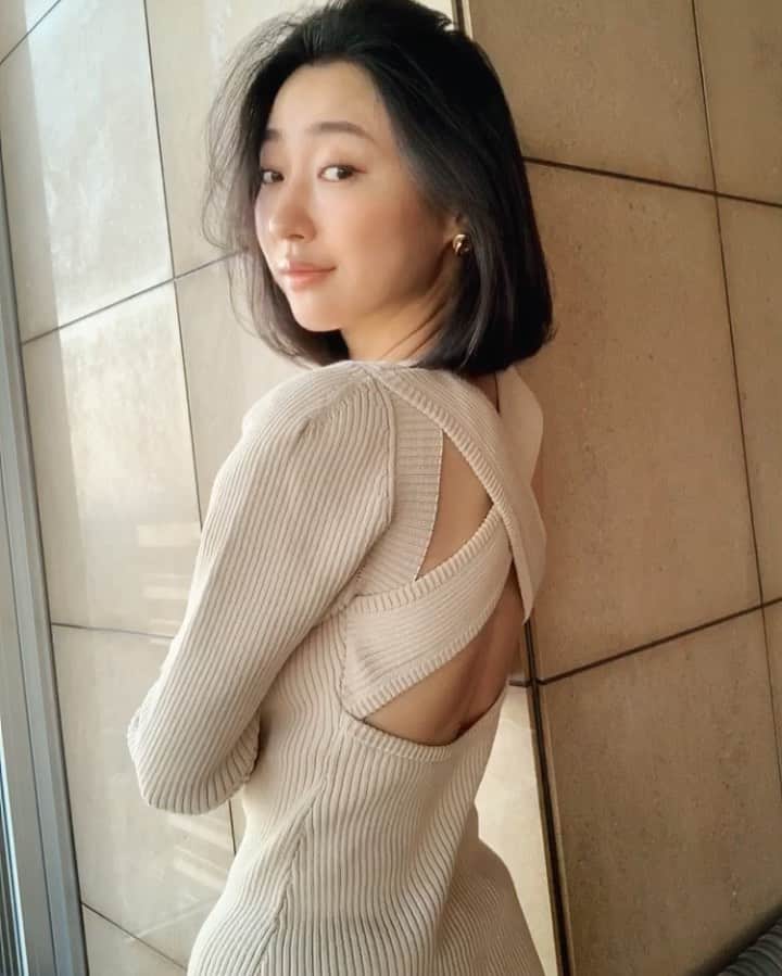Sayuriのインスタグラム：「髪を短くしてから、お洋服の見え方が変わって楽しい☺️」