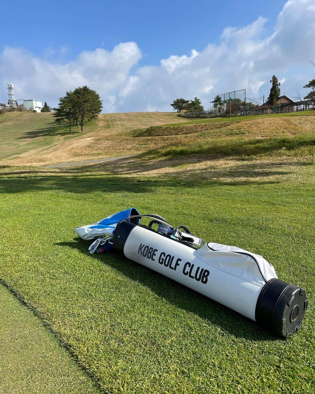 星野英正さんのインスタグラム写真 - (星野英正Instagram)「⛳️🏌️ 、 、 、 今日は日本で1番古いゴルフ場⛳️ 神戸ゴルフ倶楽部にはじめて行ってきましたー🏌️ 、、、 凄い歴史を感じる 海外にいるような雰囲気のコース、アップダウンが凄い😅 、、、 グリーンは最高に綺麗で素晴らしくいいコンディション👍👍👍 、、、 NO11ホール⛳️PAR3⛳️190yd 、 えっ❓👀どこに打つの⁇⁇⁇ 目の前は山⛰グリーンもフラッグ🚩も全く見えずのショートホール🤣🤣🤣笑 、、、 この様なショートホールは神戸ゴルフ倶楽部にしか無い❗️👀笑笑 、、、 楽しく最高にいい経験が出来た感動の1日だった☺️ 、、、 また行きたいな〜🏌️⛳️ 、、、 、、、 ＃神戸ゴルフ倶楽部#六甲山#景色最高#日本一#日本で最初に作られたゴルフ場#日本一古いゴルフ場#兵庫県#神戸市#クラブは10本#PAR60#」11月20日 16時35分 - hidemasa_hoshino