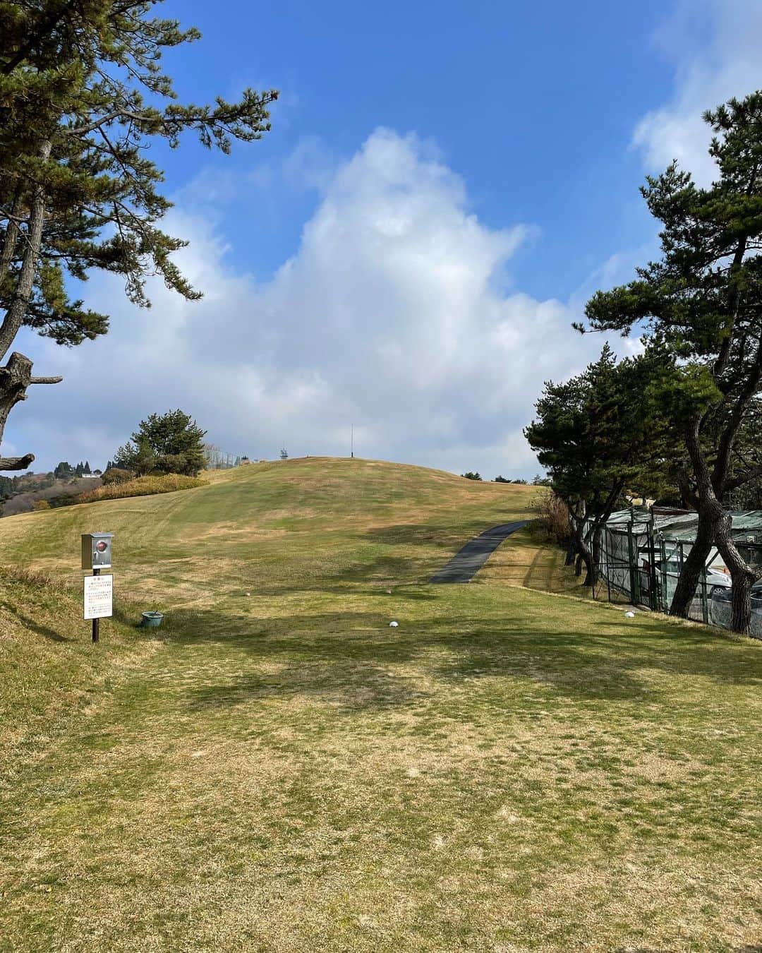 星野英正さんのインスタグラム写真 - (星野英正Instagram)「⛳️🏌️ 、 、 、 今日は日本で1番古いゴルフ場⛳️ 神戸ゴルフ倶楽部にはじめて行ってきましたー🏌️ 、、、 凄い歴史を感じる 海外にいるような雰囲気のコース、アップダウンが凄い😅 、、、 グリーンは最高に綺麗で素晴らしくいいコンディション👍👍👍 、、、 NO11ホール⛳️PAR3⛳️190yd 、 えっ❓👀どこに打つの⁇⁇⁇ 目の前は山⛰グリーンもフラッグ🚩も全く見えずのショートホール🤣🤣🤣笑 、、、 この様なショートホールは神戸ゴルフ倶楽部にしか無い❗️👀笑笑 、、、 楽しく最高にいい経験が出来た感動の1日だった☺️ 、、、 また行きたいな〜🏌️⛳️ 、、、 、、、 ＃神戸ゴルフ倶楽部#六甲山#景色最高#日本一#日本で最初に作られたゴルフ場#日本一古いゴルフ場#兵庫県#神戸市#クラブは10本#PAR60#」11月20日 16時35分 - hidemasa_hoshino