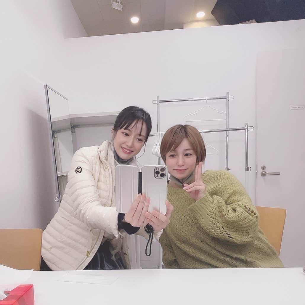 吉山りささんのインスタグラム写真 - (吉山りさInstagram)「🎬 撮影終わりにえりちゃんと👯‍♀️📸💕  イイダ社長、ほしな様 朝早くから2日間、ありがとうございました🙇🏻‍♀️✨  アイディアランプ様 清水カメラマン様アシスタント様 スタイリスト様 ヘアメイクのえりちゃん💕  そして撮影に携わってくれた皆様🙇🏻‍♀️  本当にありがとうございました🙇🏻‍♀️🙇🏻‍♀️🙇🏻‍♀️  沢山の靴に出逢え 感謝と喜びでいっぱいです💓  #吉山りさ #モデル  #フリーランスモデル #フリーモデル   #美容 #model #Japanese #バスタオル女子 #バスタオルモデル #温泉 #温泉ソムリエ #お酒 #お風呂 #温泉モデル #温泉女子 #모델 #pr #インフルエンサー #onsen #出張撮影    #スタジオ #スタジオ撮影  #靴 #ヒール  #自宅で試着  #試着 #試し履き できる😍」11月20日 17時15分 - oreorerisa