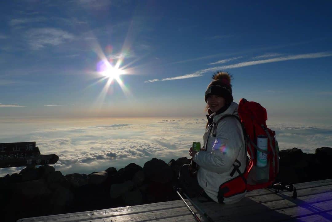 笛木優子のインスタグラム：「約10年前に富士山に🗻登った時の御来光です🌅  よく頑張りました〜（自画自賛） 本当に大変でした😂 早々に高山病になり。。。気力で上がりましたね〜  良い経験でした。　 もう2度と登れな、、ぃw」