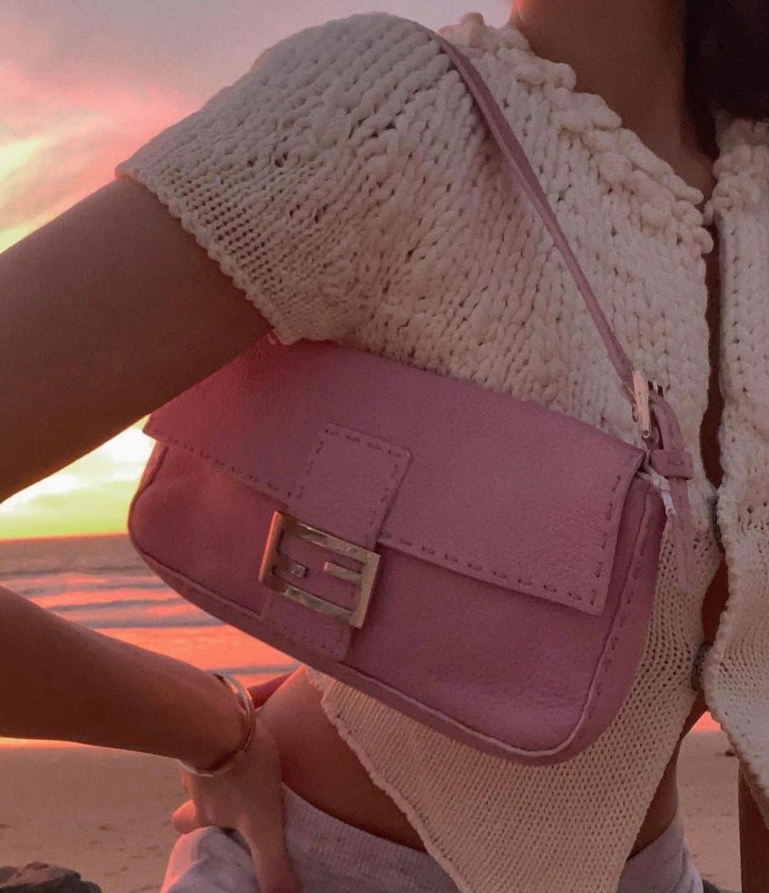 早川沙世のインスタグラム：「夕陽もbagも  pink💓  @fendi」